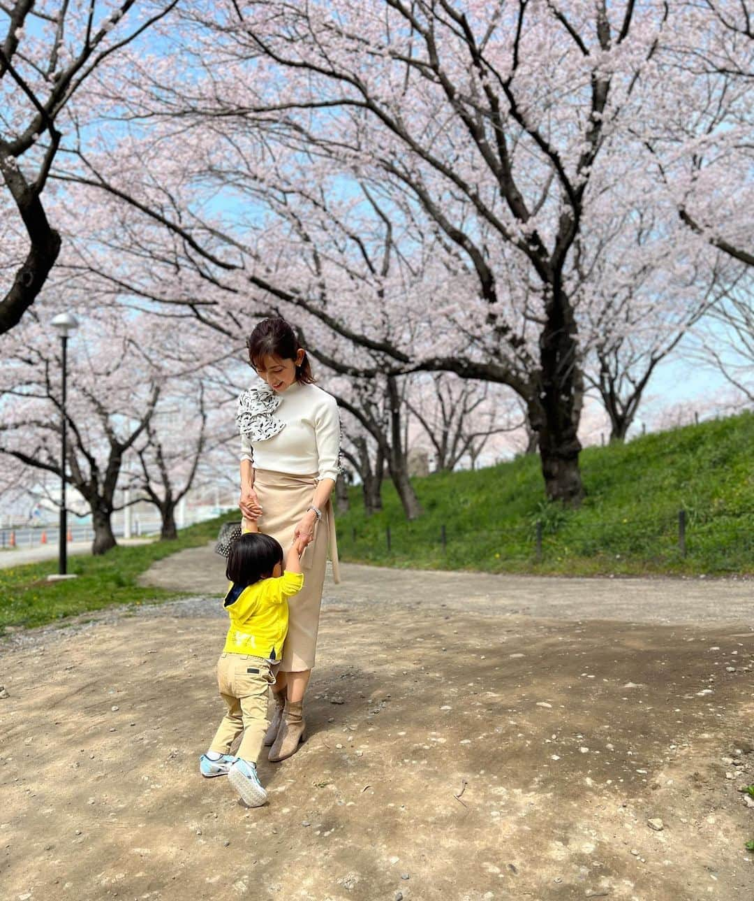 宮崎瑠依さんのインスタグラム写真 - (宮崎瑠依Instagram)「4月🌸新年度の始まりですね。 新しい環境になる方も多いかもしれません。ドキドキ ワクワク ソワソワしてるかな😊  ふと目線を上げると桜が綺麗で、すっと姿勢が伸び 笑顔になれるはず🌸皆さんにとって良いスタートになることを応援しています✨  私自身 特別な変化はないけれど、今日からまた新しい気持ちで頑張ろうと、今朝 気合いを入れました😊w  でもそんな張り切らず、毎日 小さな幸せを大切にしながら過ごしたいな。感謝の気持ちを忘れず、子育てと仕事を楽しみながら頑張ります✨  #今年度もよろしくお願いします」4月1日 12時28分 - ruimiyazaki