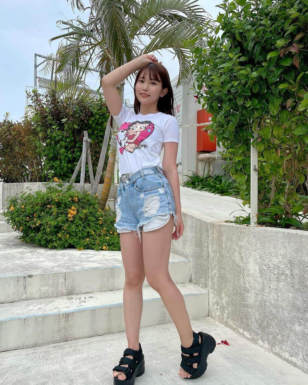 坂東遥さんのインスタグラム写真 - (坂東遥Instagram)「🐳🐚🏝  沖縄で買った ベティちゃんのTシャツ💄  いつもへそ上で着たいから こどもサイズ買いがち👶🏻  今日から4月 お仕事や学校、 新しいところでがんばる みんなのこと応援してます📣✊🏻」4月1日 12時28分 - b.haruka1103