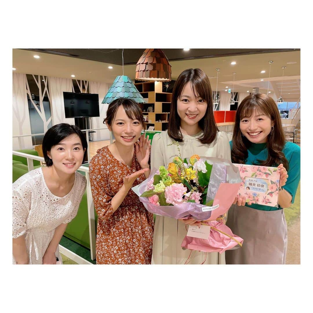 阿部芳美さんのインスタグラム写真 - (阿部芳美Instagram)「今日から4月🌸 出会いと別れの季節ですね。  昨日は、大好きな先輩の卒業の日でした🥲🤍 入社してからずっとお世話になった先輩。  悩んだり、凹んだりした時はいつもはなさんに相談に乗ってもらっていました。 「よしみちゃんなら大丈夫だよ！」の言葉に励まされ、 会社で会えば「最近はどう？大丈夫〜？」 といつも心配して声をかけてくれる、 優しいはなさんの後輩で幸せでした。  いつも背中を追いかけていました。 いつか私もはなさんのような先輩になれるよう、もっと頑張ります。  これからもずっとずっと大好きです！ ずっとずっと応援しています。 ありがとうございました！  #卒業 #中京テレビ #磯貝初奈 アナ #アルバムに全ての感謝を込めて #ありがとうございました」4月1日 12時39分 - yoshimi_abe0410