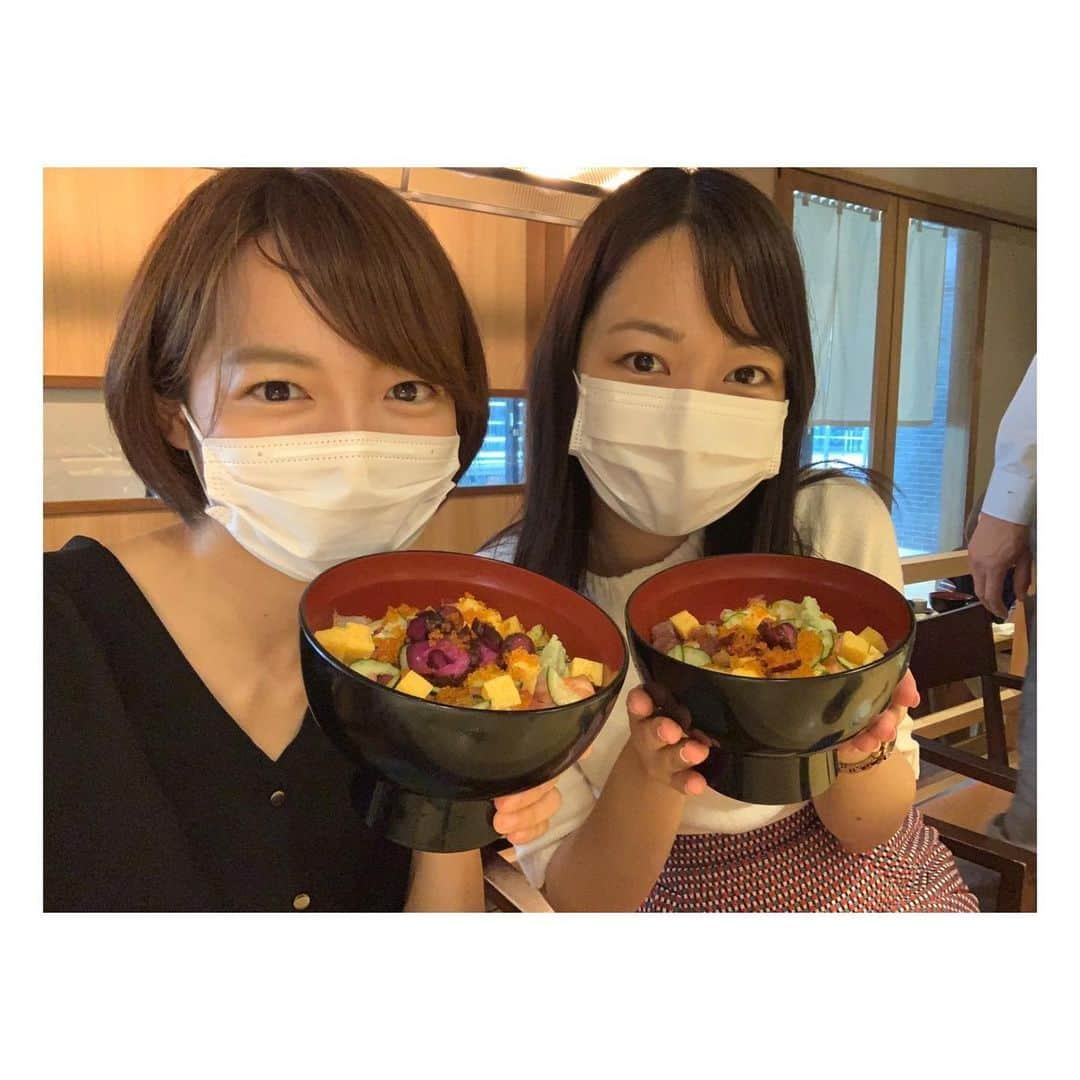 阿部芳美さんのインスタグラム写真 - (阿部芳美Instagram)「今日から4月🌸 出会いと別れの季節ですね。  昨日は、大好きな先輩の卒業の日でした🥲🤍 入社してからずっとお世話になった先輩。  悩んだり、凹んだりした時はいつもはなさんに相談に乗ってもらっていました。 「よしみちゃんなら大丈夫だよ！」の言葉に励まされ、 会社で会えば「最近はどう？大丈夫〜？」 といつも心配して声をかけてくれる、 優しいはなさんの後輩で幸せでした。  いつも背中を追いかけていました。 いつか私もはなさんのような先輩になれるよう、もっと頑張ります。  これからもずっとずっと大好きです！ ずっとずっと応援しています。 ありがとうございました！  #卒業 #中京テレビ #磯貝初奈 アナ #アルバムに全ての感謝を込めて #ありがとうございました」4月1日 12時39分 - yoshimi_abe0410