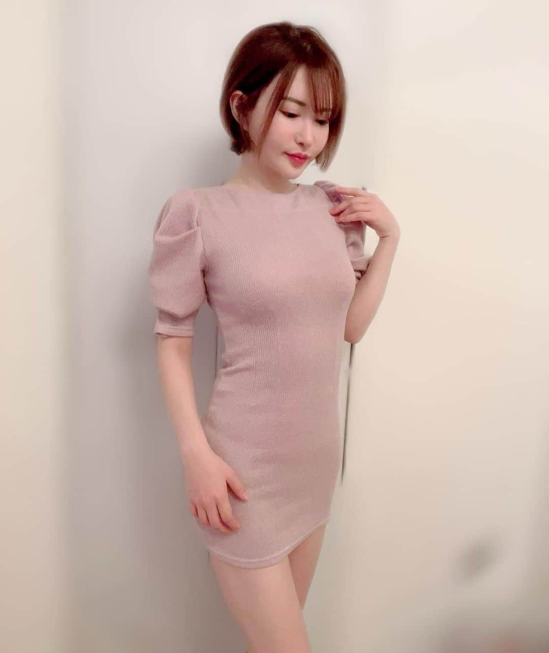 里美ゆりあのインスタグラム：「@annleya_official さんのニットミニワンピース👗  ミニ過ぎて後ろ向けない笑  とはいえミニ好きにはたまらないワンピース👗 ❤  チェックしてみてね✔️ 👗   #ニットワンピース #里美ゆりあ」