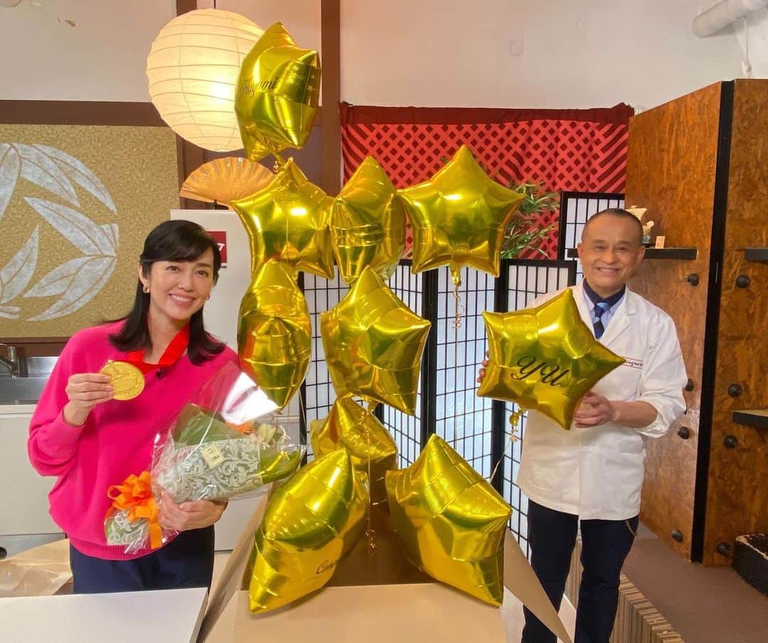 のインスタグラム：「What a surprise I had after shooting our episode of DWC. The staff and Chef Saito surprised me with a beautiful cake and fun balloons to celebrate my 40th!!  Chef Saito gave me a beautiful Japanese bowl!   Such an honor to be part of The Taste Hall of Fame!!  I feel so blessed to be part of this wonderful team. Everyone just loves food! We hope to continue to spread the beauty of Japanese cuisine and Japanese culture all over the world😊  ありがとうございます😊  #nhkworld #diningwiththechef #chefsaito #japan #japanesefood #culture」