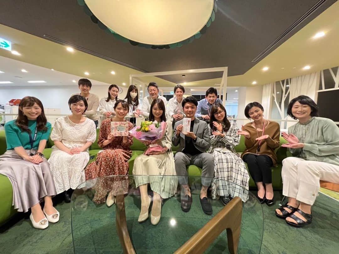 のインスタグラム：「🌸磯貝ちゃん🌸 6年間お疲れ様でした😭！！  誰にも劣らないスペックをもちながら、決して驕ることなくいつも謙虚で優しくて純粋な磯貝ちゃん♡ 退社は寂しいけれど、これからの新たな道を全力で応援します！！ 柔らかな人柄の奥にある芯の強さはこれからも持ち続けていって欲しいなと思います☺️  東京から届く活躍の便りを楽しみにしているよー🥰  退社前にご飯&お茶会できてよかった💓  （最後の写真は左右の靴を間違えて履いてきちゃった時の磯貝ちゃんの照れ姿。可愛い…！！）  #磯貝初奈アナウンサー #6年間お疲れ様 #いつも優しくしてくれてありがとう #BTSのこと色々教えてくれた先輩だね🥺笑」