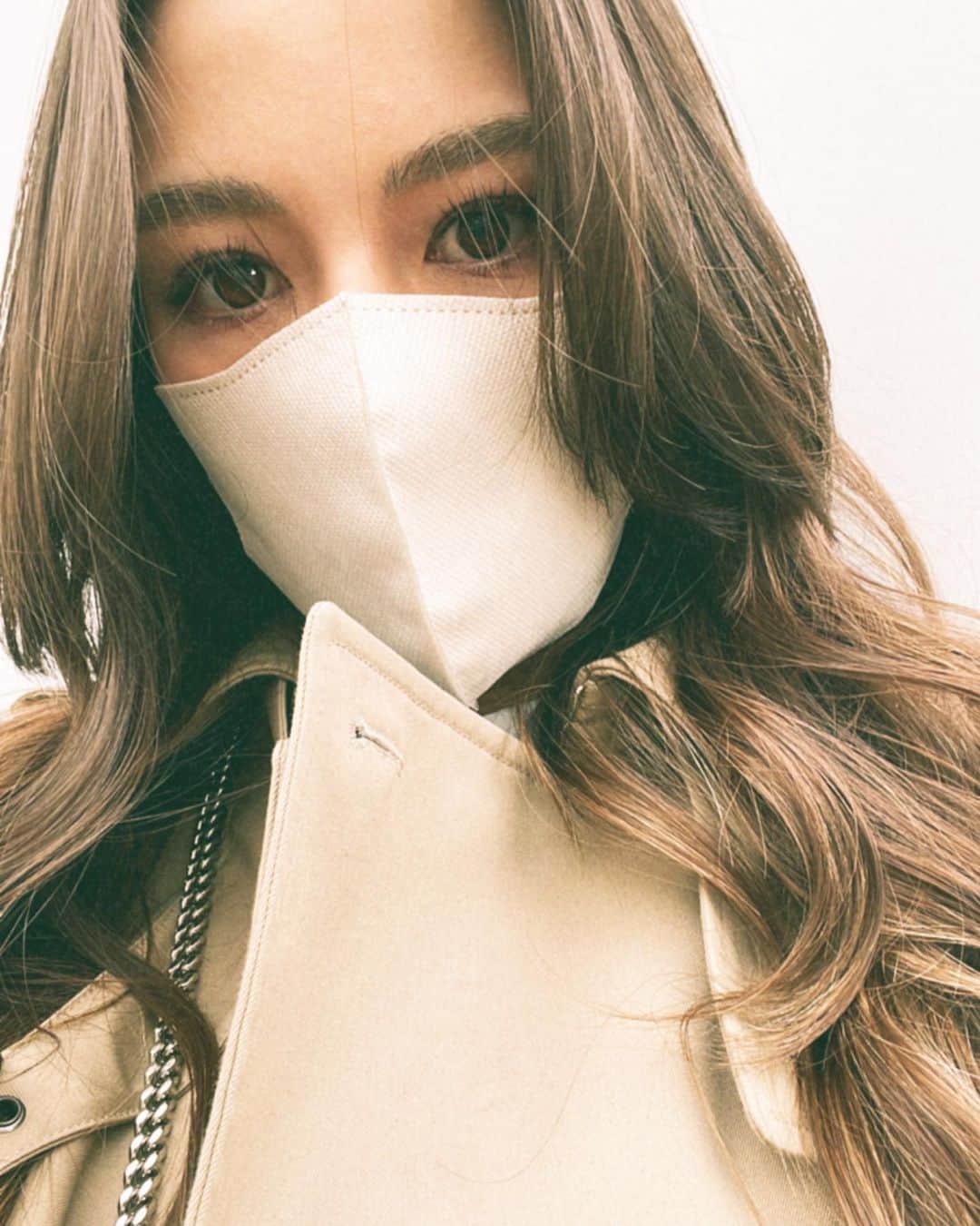英里子のインスタグラム：「✂️✂️✂️  @momoseyu_kakimotoarms に切ってもらった顔まわりのレイヤーが可愛くって🧸  かき分けると、するんするんふわっふわ💭」