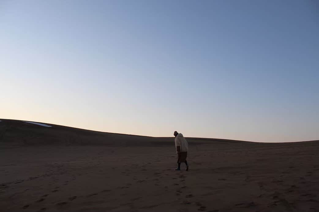 植草沙織さんのインスタグラム写真 - (植草沙織Instagram)「砂遊び  #鳥取砂丘 #鳥取 #砂丘 #sanddunes」4月1日 22時31分 - saori___