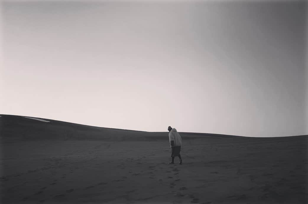 植草沙織さんのインスタグラム写真 - (植草沙織Instagram)「砂遊び  #鳥取砂丘 #鳥取 #砂丘 #sanddunes」4月1日 22時31分 - saori___