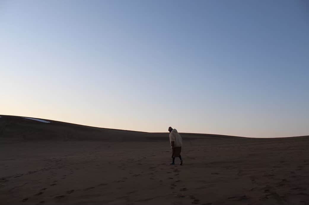 植草沙織のインスタグラム：「砂遊び  #鳥取砂丘 #鳥取 #砂丘 #sanddunes」