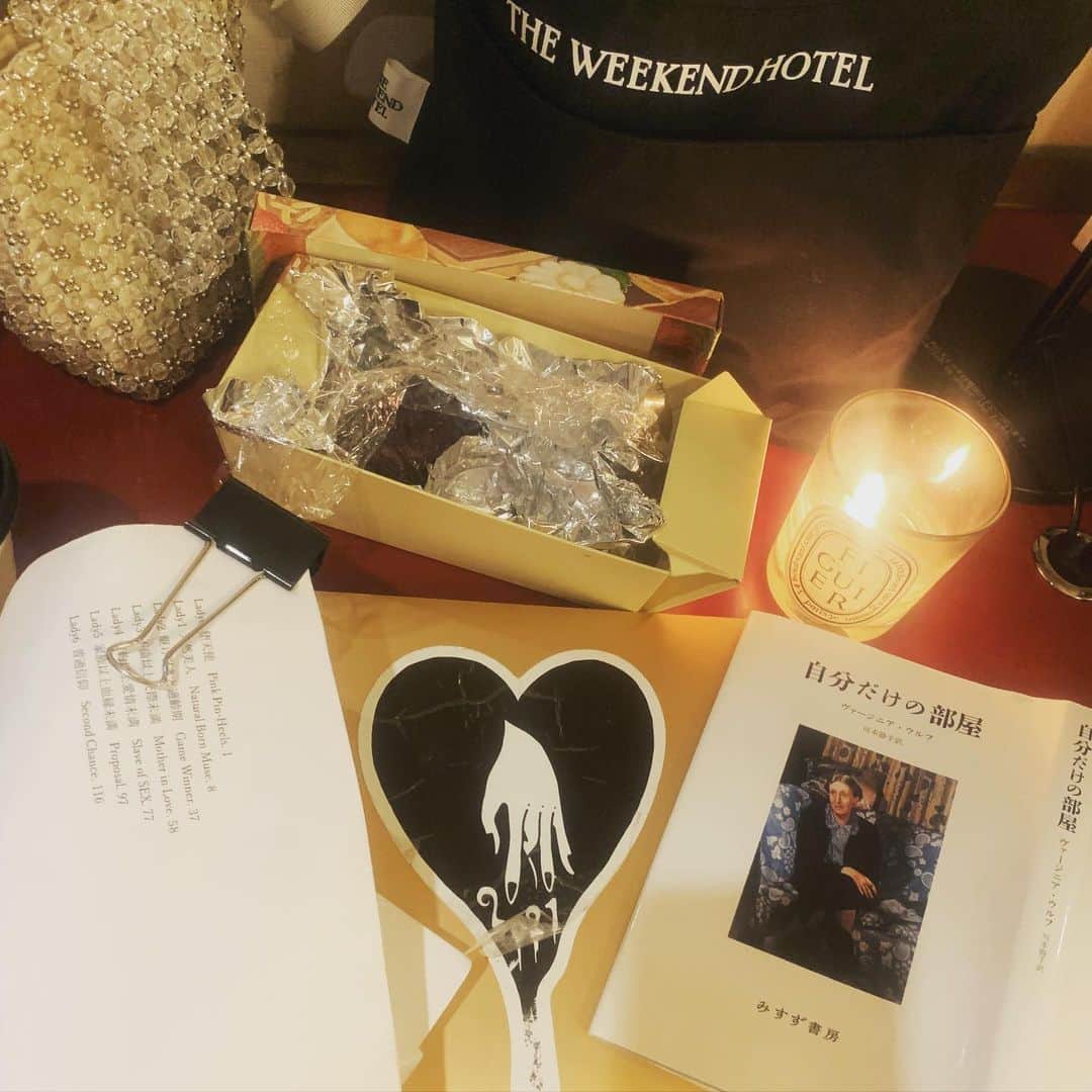 LiLyのインスタグラム：「女性の受難史。  読み書き、教育、 自分の金と自分の部屋..  シェイクスピアに もし同じ 才能をもつ妹がいたら.. 時代的に、 彼女の末路は.. 一文字も書けずに...  #ヴァージニアウルフ #自分だけの部屋  ▶︎２枚目、みて。  週末ホテル執筆をする身に 染み入る名スピーチ、名著。  ▶︎▶︎▶︎力を注ぎます▶︎▶︎ #新作BAD #小説執筆」