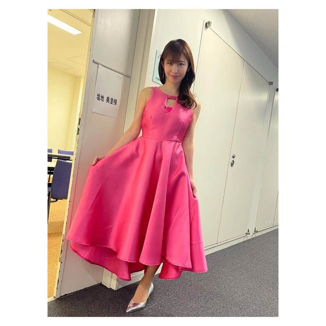 のインスタグラム：「4月も笑顔でいきましょう🌸☺️  ✅新イメージBlu-ray&DVD  4/22発売  ✅最新デジタル写真集「女子アナ桃源郷」発売中  ✅最新写真集『Nocturne』発売中 #塩地美澄」
