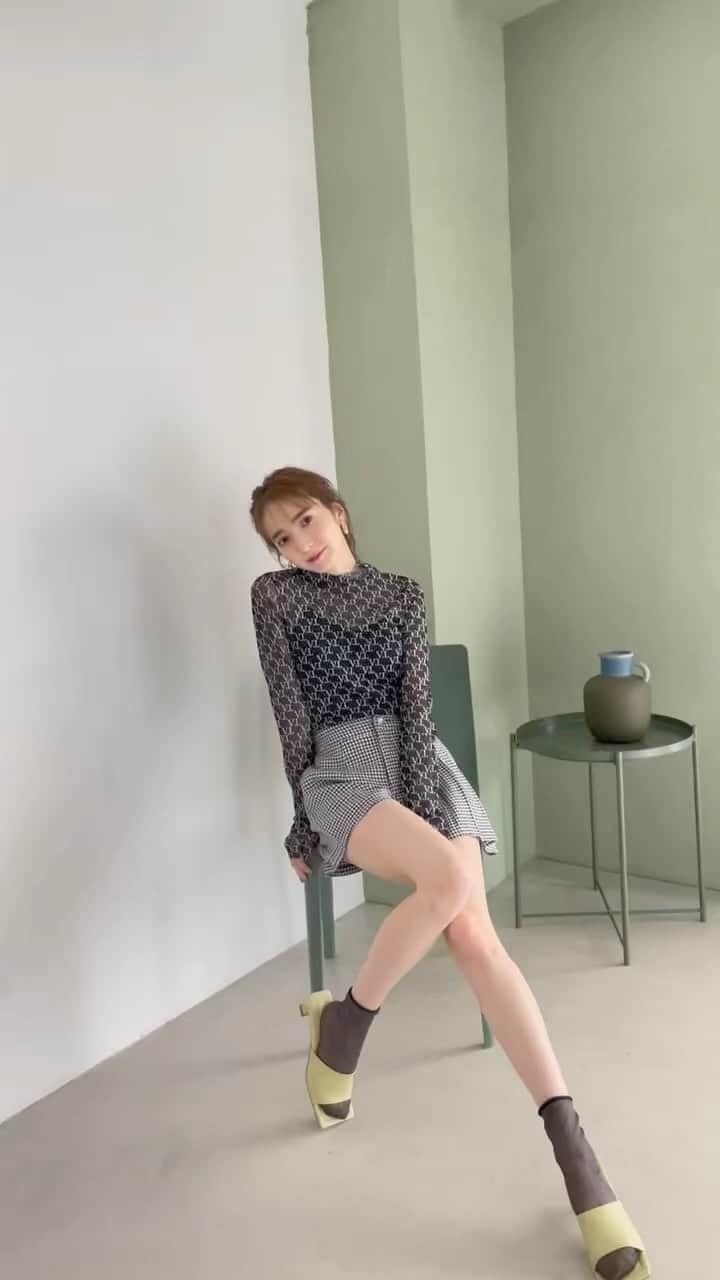 平木愛美のインスタグラム：「April💕  ４月スタート〜〜〜！ なーんだかnewな気分になるんだなあ🧚‍♂️  新年度も、楽しみまっしょーう🌼  お仕事もプライベートも、happyに💖  本日は家族で草津旅行へ行っていて、帰宅したよ〜！👧🏼👱🏿‍♂️👱🏻‍♀️ ふぁみりーshotはまたストーリーズなどで載せるかも、、？  動画は先日のお仕事オフショット。🧡 撮り出す瞬間、、、！笑  📸 shooting / @violettaofficial_jp」