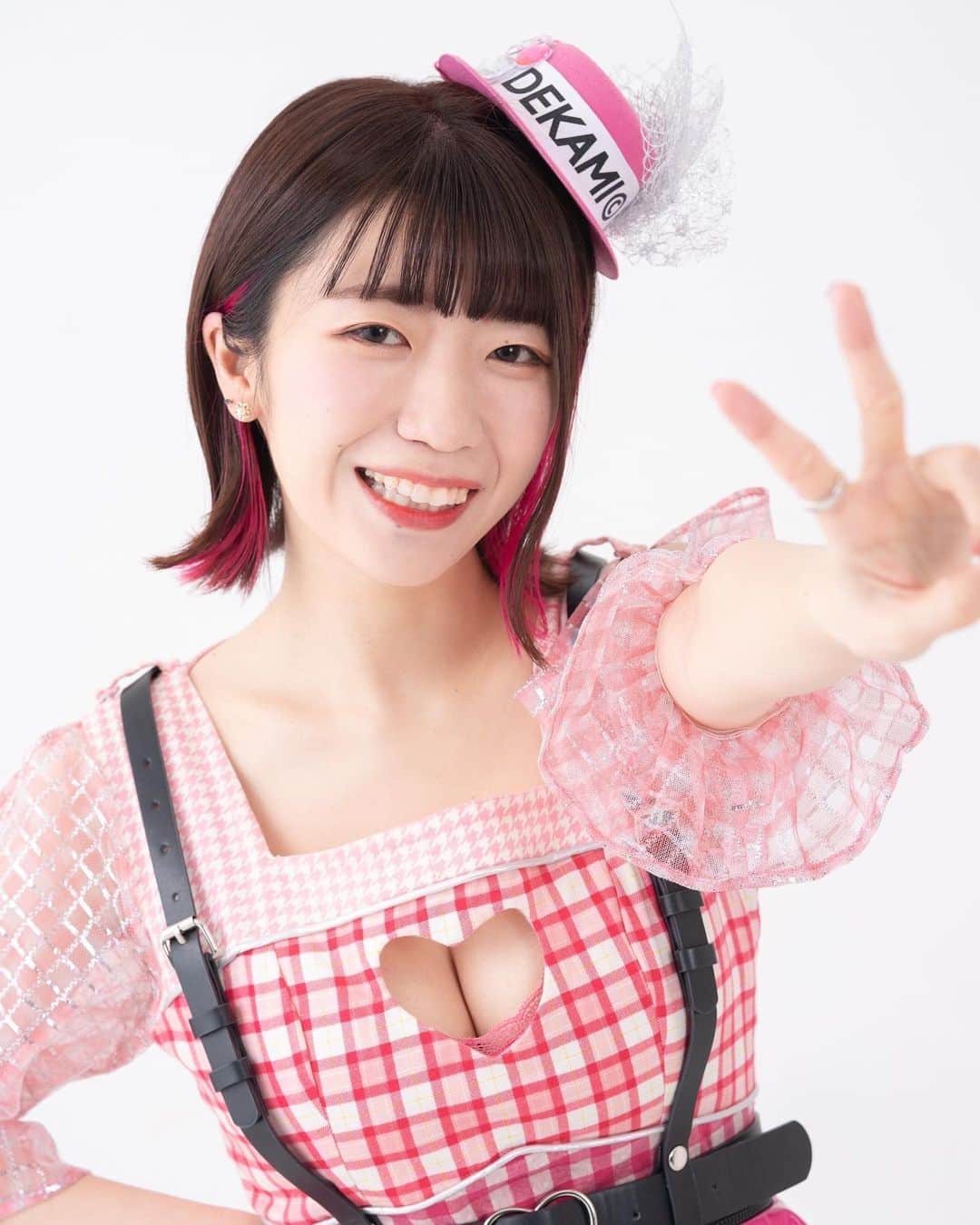 ぱいぱいでか美のインスタグラム：「宣材でピースする人✌🏻 . ちゃんとした写真でピースする人です✌🏻 新年度だー！ そして今日で今の事務所に移籍して丸一年でした！ これからも気を引き締めて頑張っていきます！ そして改名後、衣装は基本変えずですが "PPDKM"とロゴが入っていた部分を "DEKAMI©︎"にアップデートしてもらってました✨ っていうのは改名発表のときも話したんだけど 宣材写真がPPDKMの時のままで、先日撮り直してもらいました🍑 それがこちらになります。公式写真ピース✌🏻 全身写真も名前のアピール大きめで✌🏻 アイコンもその内かえます！ .  衣装💗雪乃さん @sleeper___  撮影📸関根いおんさん @nessie44_p  メイク💄イナトミアイさん @h.m.a.a.i  書🖌竹内朱莉さん(アンジュルム) @akari_takeuchi.official @angerme_official . #でか美ちゃん #宣材写真 #ピース #ネットニュースの方々 #変な写真使うくらいなら #これ使ってください！ #よろしくお願いします」