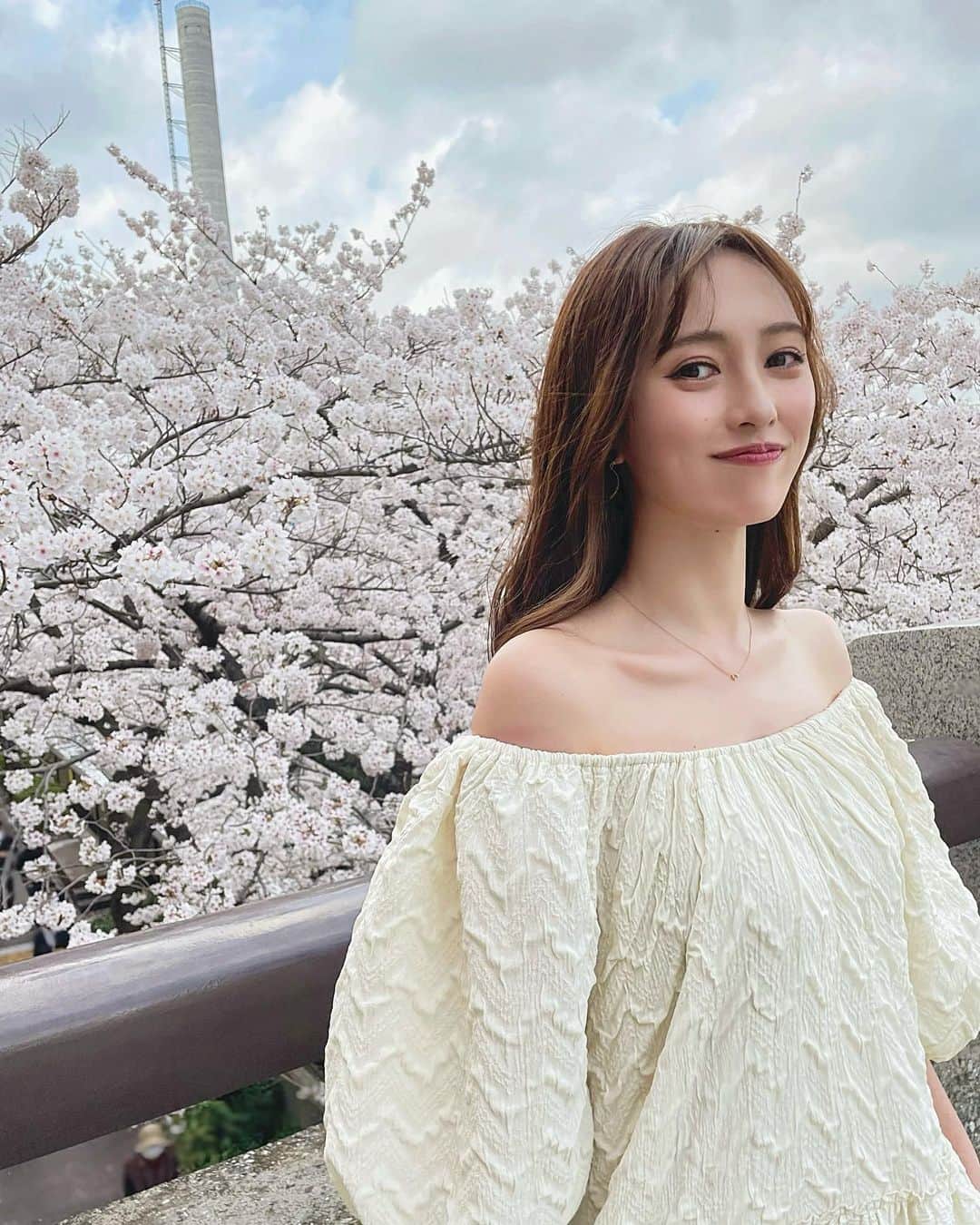 宮内理沙のインスタグラム：「🌸🌸🌸 . . 今日から4月🏵 今年度も宜しくお願いいたします☺️🤍 無理し過ぎないくらいに頑張りましょううう💐 . お仕事終わりに少し桜を見に行きました🌸 少し曇っていたけど凄く綺麗だった🥰 この時テンション高かったな、、笑笑 春は特に色々なお花を見れるから良いね😚 . 無理矢理明るくしたらまた画質悪くなってしまった、、😂」