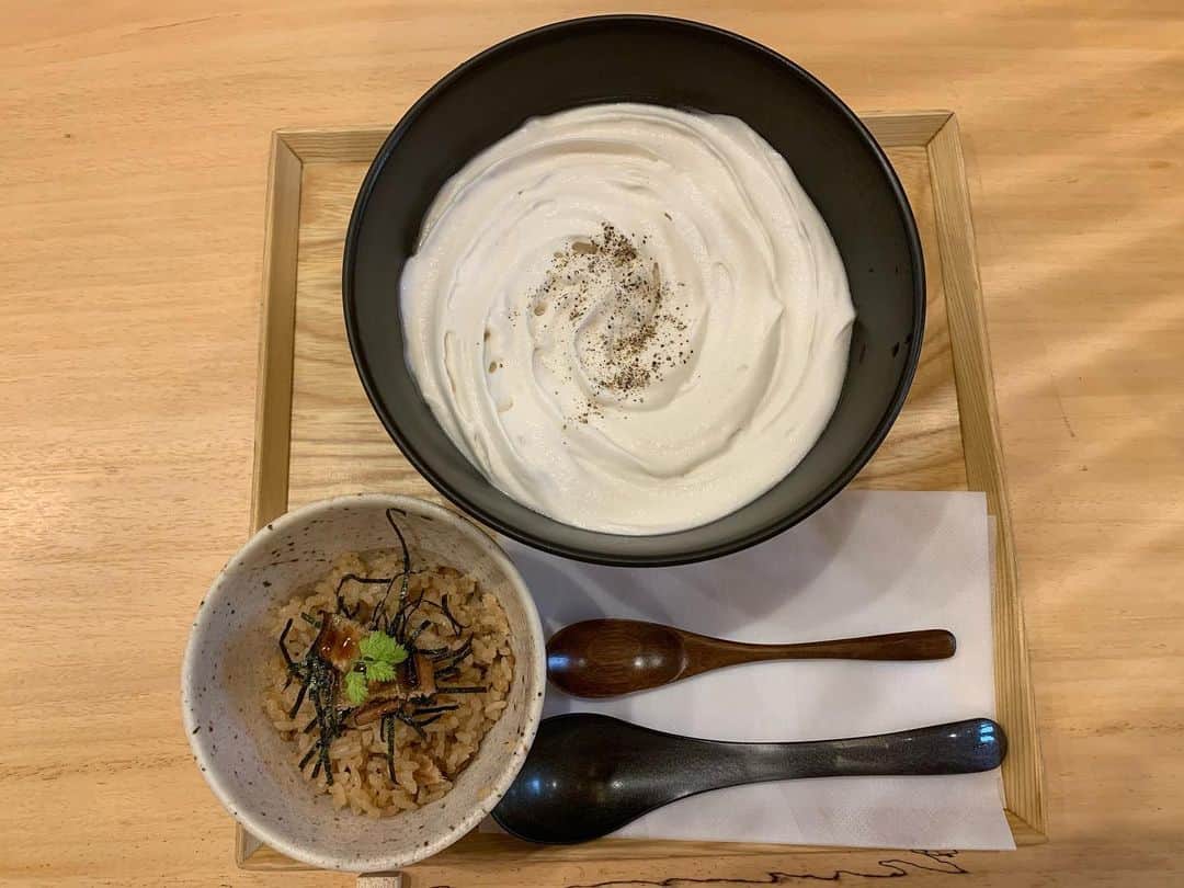 忍成修吾のインスタグラム：「『白いカレーうどん』と『穴子ごはん』」