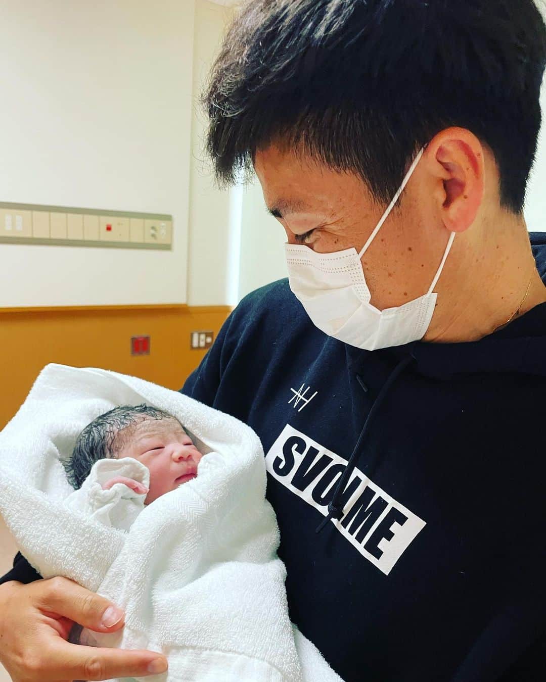 井上裕大さんのインスタグラム写真 - (井上裕大Instagram)「昨日３月３１日に3人目の女の子が誕生しました。 コロナ禍で色々大変な中産んでくれた嫁に感謝です。 三児のパパとして頑張ります！ これからもよろしくお願いします！」4月1日 14時38分 - yudai_inoue_15