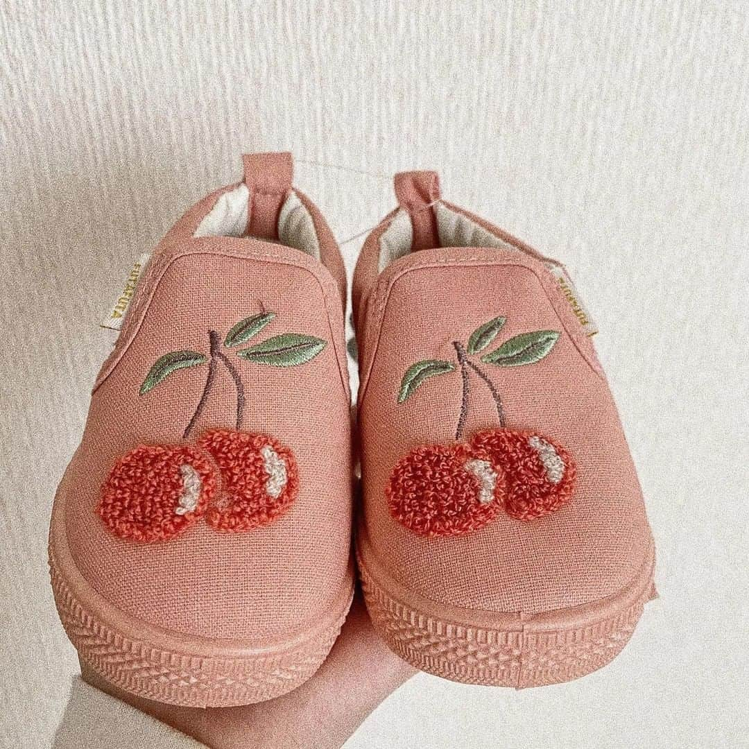 バースデイさんのインスタグラム写真 - (バースデイInstagram)「* ✏大きなさくらんぼの刺繍がポイント🍒❤ ---------------------------- @kanominogram さん バースデイの商品を使用した素敵な投稿 ありがとうございます♡ ---------------------------- 商品名：靴（ @futafuta_official ） 品番：307-1405、307-1409、309-1819 サイズ：14・15・16㎝ . バースデイの商品を着用したお子様の写真を 『#毎日がバースデイ』のハッシュタグをつけて 投稿してくれた方の中から、 いくつかバースデイアカウントで 紹介させていただきます📷 . バースデイのアイテムがお子様にとって はじめての大切な出来事に彩りを添え、 日々の成長と共に寄り添える存在でありますように｡:+* . 商品については店舗により在庫が異なりますので、 お近くの店舗にお問い合わせください。 . #futafutaコーデ #フタフタ #フタフタ購入品 #フタフタコーデ #バースデイ購入品 #バースデイ #ママの味方のバースデイ #子供服 #成長記録 #育児記録 #シューズ #靴コーデ #子供靴 #おしゃれは足元から #おしゃれベビー #おしゃれキッズ #さくらんぼ #🍒 #こどもふく #こどものいる生活 #こどものいる暮らし #こどもとお出かけ #女の子 #女の子コーデ #女の子ファッション #むすめこーで #2歳児 #バースデイパトロール #grbirthday」4月1日 15時00分 - grbirthday