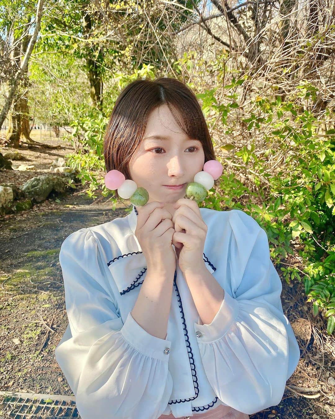 北川りなのインスタグラム：「. 桜は少し早かったけど団子は食べれた🍡  @glosstify_official のヘアリペアミストがお手入れ簡単でサラサラヘアになるから最高♡  お風呂上がりは息子のことでバタバタするからミストタイプなのありがたい♪  今までよりも美容院行ける回数少ないから、おうちケアがんばろー✨✨  PR #グロスティファイ #rrsalon #ヘアミスト #haircare #glosstify #アウトバストリートメント #インバストリートメント #サラツヤ髪#ショートヘア#団子#三色団子」