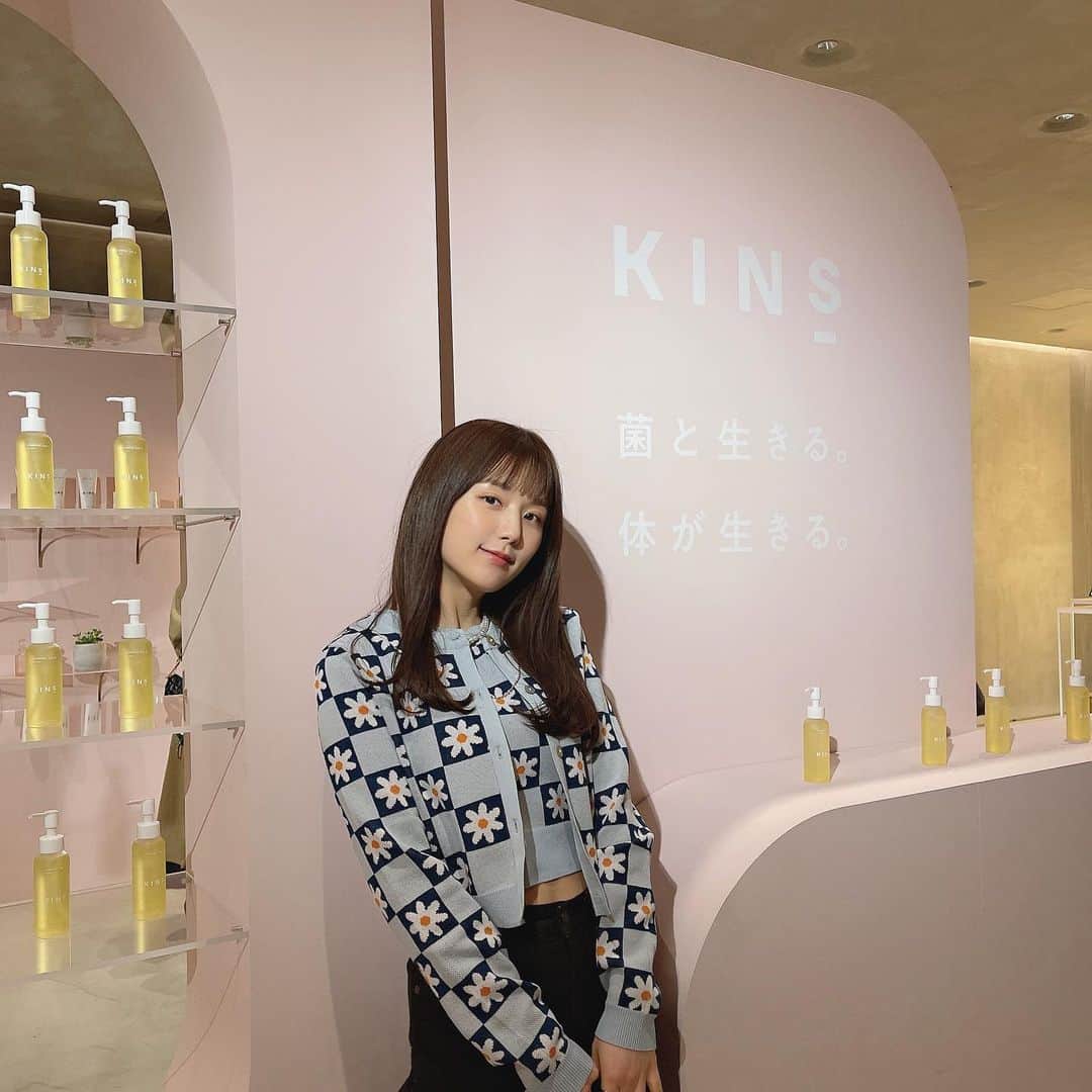 ひよんのインスタグラム：「🌸🧚🏻‍♀️  KINSの新商品発表会に行ってきたよ💓 ブースターが大好きで動画でも紹介したことあるのだけど、 今回の新商品はクレンジングだった💛　 W洗顔不要でマツエクしてる方でもつかえるみたい😍 実際使ってみたけど、ひよんが苦手な洗い終わった後のヌルッと感もなくて、 でもつっぱる感じもない使いやすいクレンジングで嬉しかった☺️❣️ リキッドファンデだけ乳化させてしっかり落としたらよきだよ💚  本当に全部のアイテムすき💖  #KINS #スキンケア #クレンジングオイル #ひよん」