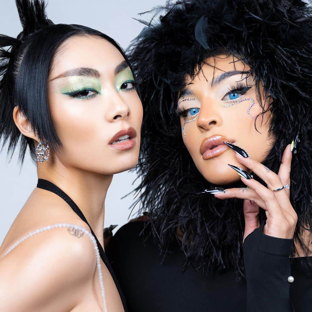 リナ・サワヤマのインスタグラム：「🔥FOLLOW ME🔥@pabllovittar feat me out now !!!!!!!!! link in bio   thank u angel Pabllo for having me on this boppppppppp tag me in videos of u dancing to it and I’ll send nudes back xxxxx #slay #lgbt」
