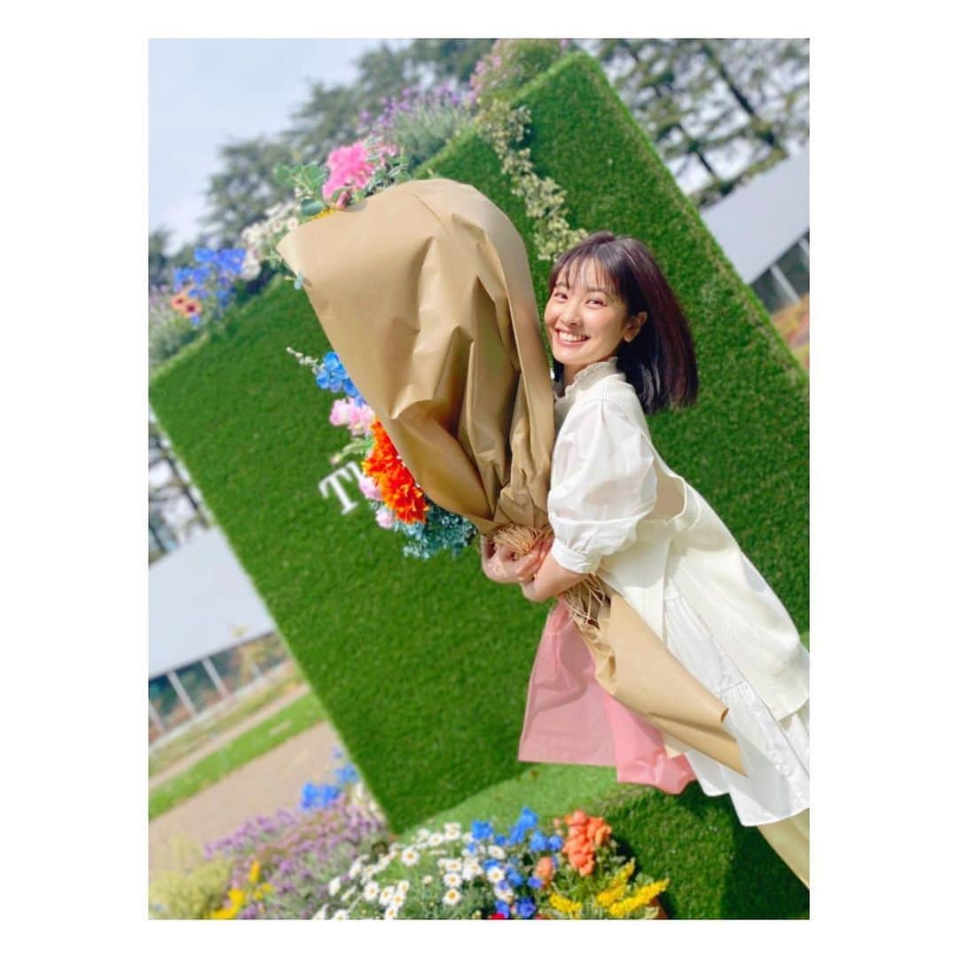 河出奈都美さんのインスタグラム写真 - (河出奈都美Instagram)「. 今日から新年度🌸 入社4年目になりました✨ (早すぎる……！！！！)  小学生で言えば、低学年から 高学年になったということで  少し、背筋が伸びる気持ちがします(`･ω･´ )ｼｬｷｯ  インスタを通していろいろな姿をお見せできるよう 仕事もプライベートもとことん 頑張っていこうと思います❣️  ところで、写真のブーケが大きすぎて 全然話が入ってこないよ〜という方、 安心してください٩( 'ω' )و 今日のevery. 17時台「気になる！」コーナーで こちらのフラワーイベントについてお伝えします💐 ぜひご覧くださいね✨  #newsevery #気になる #東京ミッドタウン #フラワーガーデン #桜 #お花見 #ブーケ  #2022年度も #よろしくお願いいたします #日本テレビ #アナウンサー #河出奈都美」4月1日 16時30分 - kawade_natsumi