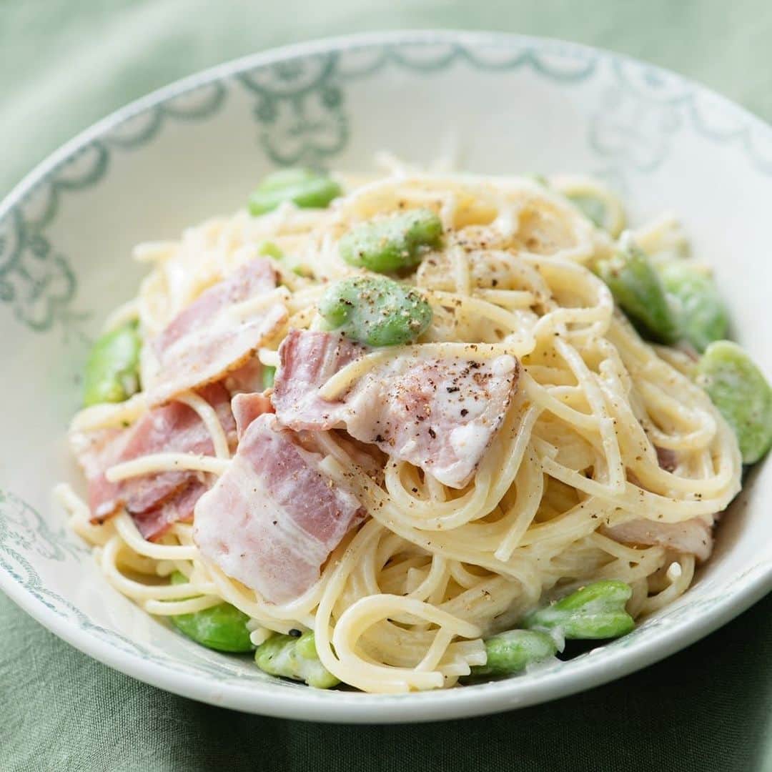 のインスタグラム：「【フライパンひとつで作る！】ベーコンとそら豆のクリームパスタ  . - - - - - - - - - - - - - - - - - 気持ちが落ち着かないことも多い 新年度の始まりは、 手早くつくれておいしいレシピが ありがたいですよね。  そこで、フライパンひとつで作れる 「フライパンパスタ」を、 料理家の若山曜子さんに教わりました。 具材を軽く炒めて、 パスタと水を加えて煮るだけ。 15分もあれば完成の、簡単料理です。  . - - - - - - - - - - - - - - - - - ベーコンの旨味とそら豆の香り引き立つ。 ベーコンとそら豆のクリームパスタ - - - - - - - - - - - - - - - - -  【材料（2人分）】 ・スパゲッティ…160g ・ベーコン（2、3cm幅に切る）…100g ・そら豆（塩茹でして薄皮をむいたもの。冷凍そら豆でも可）…100g ・生クリーム…150ml  ・オリーブオイル…小さじ1 ・にんにく（みじん切り）…１かけ ・塩…小さじ2/3 ・水…350cc ・黒こしょう…適量  【作り方】 ❶フライパンに、オリーブオイル、 にんにくを入れたら、 火をつけて弱火にかける。  にんにくの香りが出たら、 ベーコンを加え、 弱めの中火で炒めて全体に油を回す。  ❷フライパンに、 半分に折ったスパゲッティ、 生クリーム、水、塩を加え、 スパゲッティ全体がソースに浸るようにする。  ❸煮立ったら蓋をし、弱めの中火で、 スパゲッティの袋に 表示してある茹で時間の1分前まで煮る。  ❹表示時間の1分前になったら蓋を開け、 そら豆を加える。 水分がほとんど残っていなかったら 水を少し足し、 多ければ強火で水分を飛ばしながら、 とろみがつくまでスパゲッティを煮詰める。  火を止めて、器に盛ってできあがり。  . - - - - - - - - - - - - - - - - - ■若山さん  「クリームパスタは脂肪分があるので パスタ同士がくっつかず、 自然なとろみもソースに合うので、 いちばん作りやすいと思います。  塩分量はベーコンの味にもよるので、 加減してください。  そら豆の代わりに グリーンアスパラや春キャベツを加えても、 おいしくいただけます。 私はベーコンを入れず最後に生ハムを のせていただくアレンジが好きです」  . - - - - - - - - - - - - - - - - - . #food#ランチ#レシピ#そら豆#パスタ#クリームパスタ#パスタレシピ#フライパンパスタ#foodstagram#暮らしを楽しむ#日々の暮らし#北欧#暮らし#北欧暮らしの道具店」