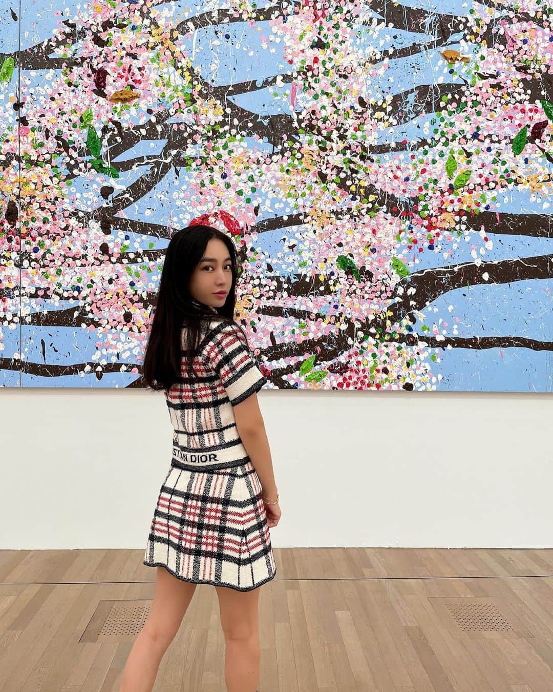 megbabyのインスタグラム：「てるてる坊主のおかげで少し日差しが出てきて会社のみんなと花見に行けました😌🌸  桜は１年に1回は見たいよね🥺みんなは見れたかな？？👀❣️  ついに4月1日(金)17:00より定期購入がパワーアップしてリニューアルスタートします🥰👑megood beautiesのみんな大変お待たせしました🥺🌸  みんなの声を取り入れて、定期だけの割引や届く周期の選択機能を追加して、さらにお得に利用できるようにしました👏✨ 初回特典のポーチもかわいくチェンジしたのでお楽しみに💝💚  お待たせしちゃったお詫びに、定期購入を新規で申込みの皆に先着数量限定でマグワートミストとシークレットウォッシュをセットであげちゃいます🤭😆✨ エンジェルが暴走しちゃったサイン入りブランドブックも1名様にプレゼント🥺💕欲しいかな🤭？  私の周期もよかったら参考にしてみてください📅🧏🏻‍♀️ マグワートピュアトナー　2本で30日周期 バイオセルポーション　20日周期 シカバリアアンプル　30日周期 マグワートクリーム　30日周期 ハイセラクリーム　30日周期 グロウサンクッション　30日周期  私はマグワートトナーは顔にも体にもシャワー🚿間隔でたっぷりつかうから2週間でなくなっちゃうの😂だから2本を30日周期！ みんなはどのアイテムをどの周期でするのかな🥺❓  詳しくは公式HPをチェックしてみてね💕 @megood__beauty   #マグワートはシャワー #mgbskin名言集 #megoodbeauty #mgbskin #megoodbeauties」