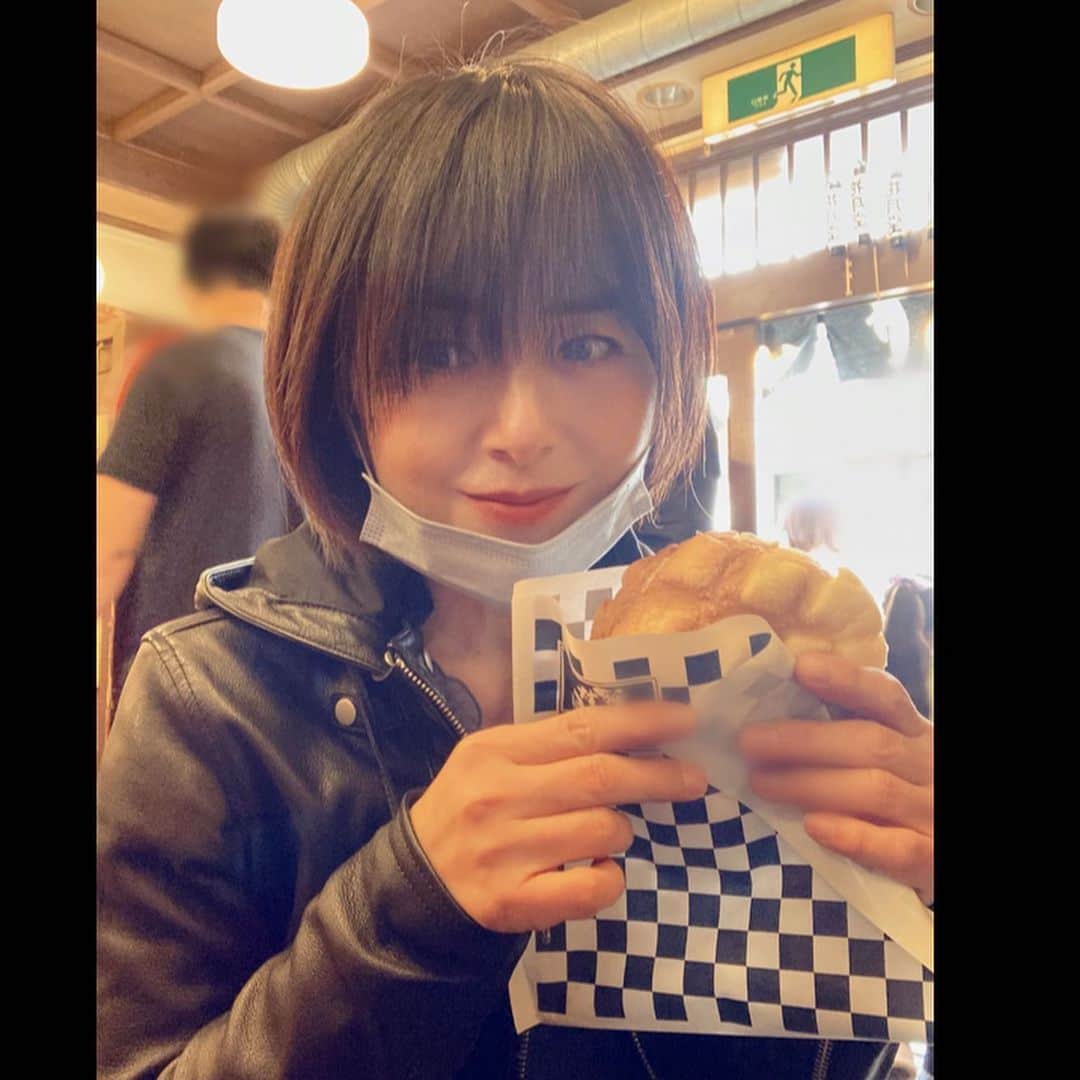 のインスタグラム：「仕事帰りに 浅草に寄り道😊🌸  着物を着た女子達が沢山いました😊👘 何度二度見をした事か〜😍👘 思わず私もレンタル着物をチラ見〜😍 豆柴カフェも気になる〜🐶  で！ 以前YouTubeロケで行ったメロンパンを もう1度〜🍈 YouTubeロケでは、 メロンパンの中にアイスクリーム入りでしたが、 その時も気になっていた メロンパンの中に 生クリーム入りを食べてみたくて😁  で！ 今度はまた メロンパンの中に アイスクリーム入りを 食べたいと思いましたとさ😁笑笑  あ！🤭 桜の写真撮り忘れた😙🌸」