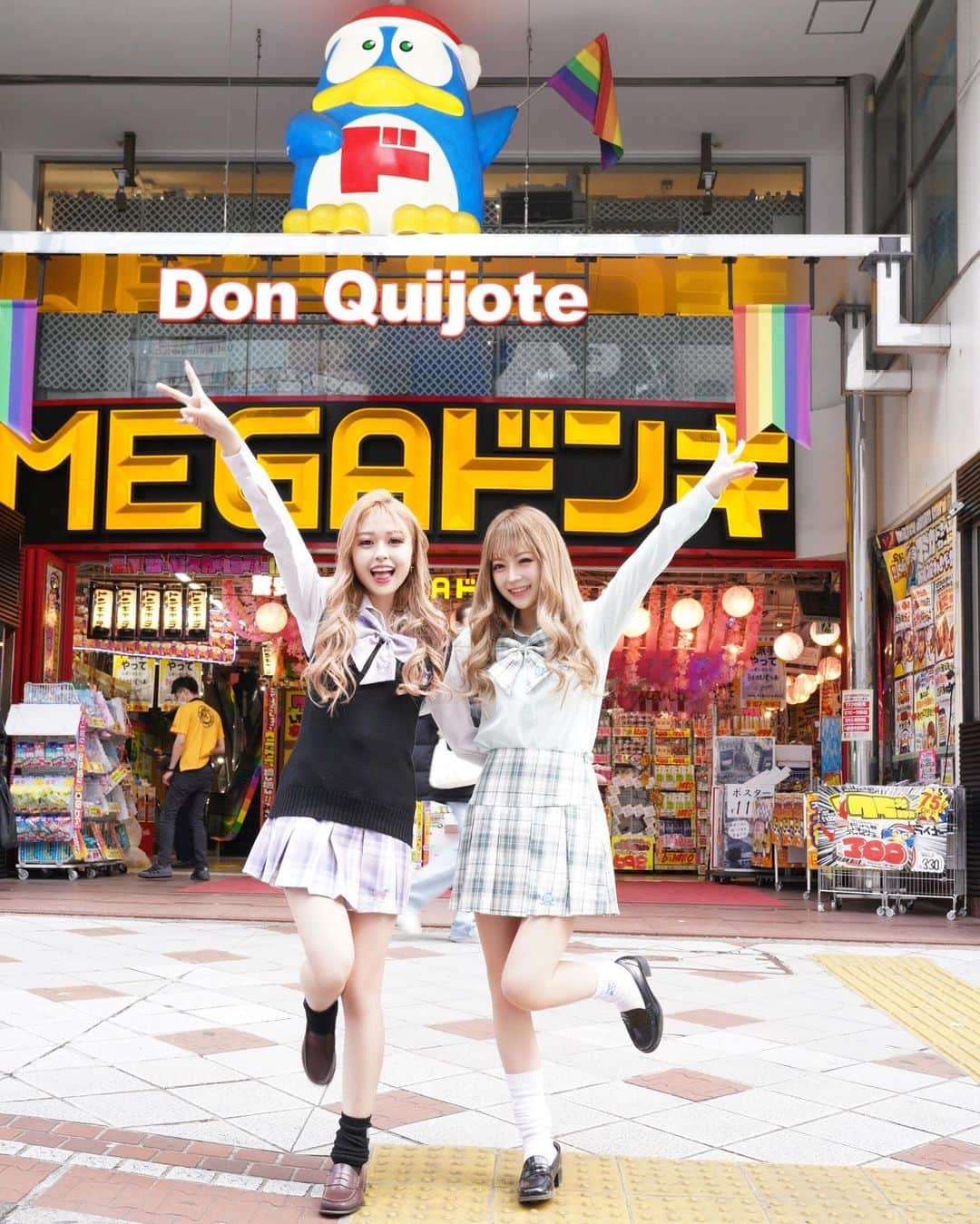 のインスタグラム：「eggの雑誌撮影で、聖菜・ゆずはがサンリオの制服を着用💖  春らしい色使いでめっかわすぎた🌸  全国のドンキで発売中だから 是非みんなチェックしてみてね〜✨  #ドンキ #ドンキホーテ #サンリオ #制服 #egg #ギャル #ギャルが一番かわいい #ギャルしか勝たん #YouTube #GAL #ぎゃう」
