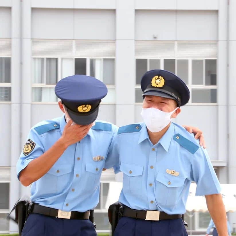 大阪府警察さんのインスタグラム写真 - (大阪府警察Instagram)「【第一線へ】 警察学校でともに汗を流した仲間との別れ。 この揺るぎない絆を胸に、第一線へと羽ばたく。  #大阪府警察公式 #大阪府警察 #大阪府警 #府警 #警察 #警察官 #おまわりさん #お巡りさん #ポリス #POLICE #第一線へ #警察学校 #初任科生 #卒業式 #仲間との別れ #仲間 #別れ #涙 #信頼 #込み上げる想い #同期の絆 #揺るぎない絆 #絆 #羽ばたく #第45回広報用写真コンクール #応募作品」4月1日 17時01分 - fukei_koho