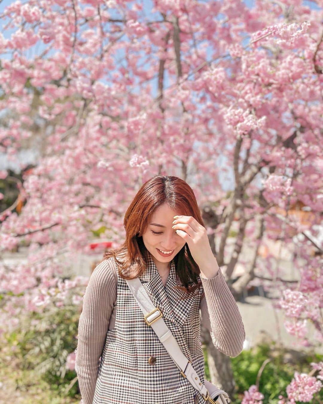 瀬口かなのインスタグラム：「今日から4月ですね🌸 エイプリルフール企画の投稿とかに普通に騙された午前でした😂 ⁡ 今日は美容院行ったり、ネイル行ったり、自分のことしてきました〜🙋‍♀️ ⁡ そして最近は引っ越しもしたりと、新生活始めてますー👌💛 ⁡ ⁡ #instalike #instadaily #cherryblossom #sakura #japanesegirl #selca #selfie #桜 #お花見 #お花見コーデ #さくら #happynewmonth #うきは市 #うきは #身延のしだれ桜」