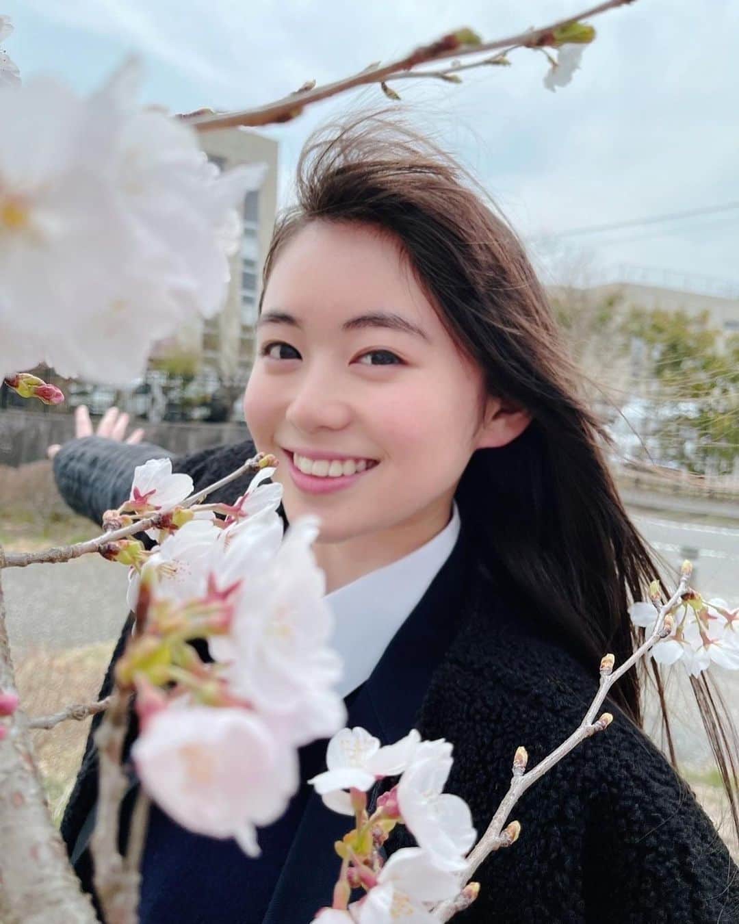 田畑志真のインスタグラム：「今日から4月✨ 新年度スタートですね‪‪☺︎‬  桜と一緒に🌸   #マネさんカメラ#桜」