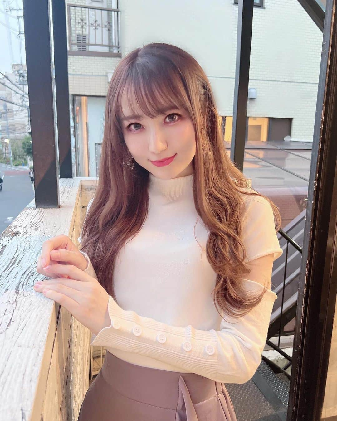 小越しほみさんのインスタグラム写真 - (小越しほみInstagram)「久々に前髪自分で切って おかしなことになってたので @heartim__official へ💇🏼‍♀️ ・ そいえばよっしーと電話してて 私TWSの頃いつも前髪失敗してたって話してたな🤕笑 ・ 髪の治安よくするために引き続き カラーはリタッチでまだがまん💭 ・ 岩井さんありがとうございます🙏✨ ・ ではステミュに行ってきます🌛 ・ ・ ・ ・ ・ ・ ・ ・ ・ ・ ︎︎︎︎☑︎tops… @selectshop.ecrea  ・ #美容室 #美容院 #heartim #前髪カット #ヘアカラー #トリートメント #巻き髪 #ゆる巻き #ロングヘア #韓国ファッション #ステミュ #ステラミュージックdrive #ラジオ公開収録 #ラジオ #ラジオパーソナリティ」4月1日 17時45分 - shihomi1129