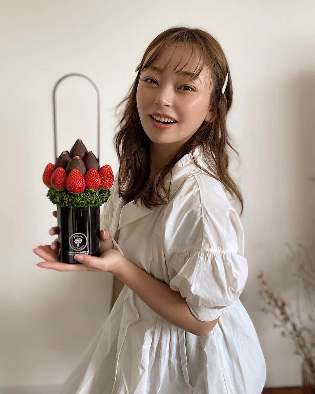 Yuuki mimuraのインスタグラム：「🤍🍓🍫💭  . @fruitbouquet.japan 💐“  とーっても甘々のいちご🍓が たっぷり入ったかわいいブーケ💐 以前誕生日プレゼントで 人に送ったことは何度かあったんだけど 初めて自分で食べた〜🍓🤤🤍 美味しすぎる〜そして可愛すぎる…🥺  ギフトに本当におすすめだよ🎁✨  他にも色々なフルーツが入ってるタイプもあったから 気になる方は見てみて〜🎶“  今日から4月〜🌸 早いねぇ〜🗓  #フルーツブーケ#fruitbouquet #お取り寄せ#お取り寄せスイーツ  #お取り寄せスイーツ #ギフト #ギフトにおすすめ #フルーツ #いちご#贈り物#プレゼント #プレゼントにおすすめ」