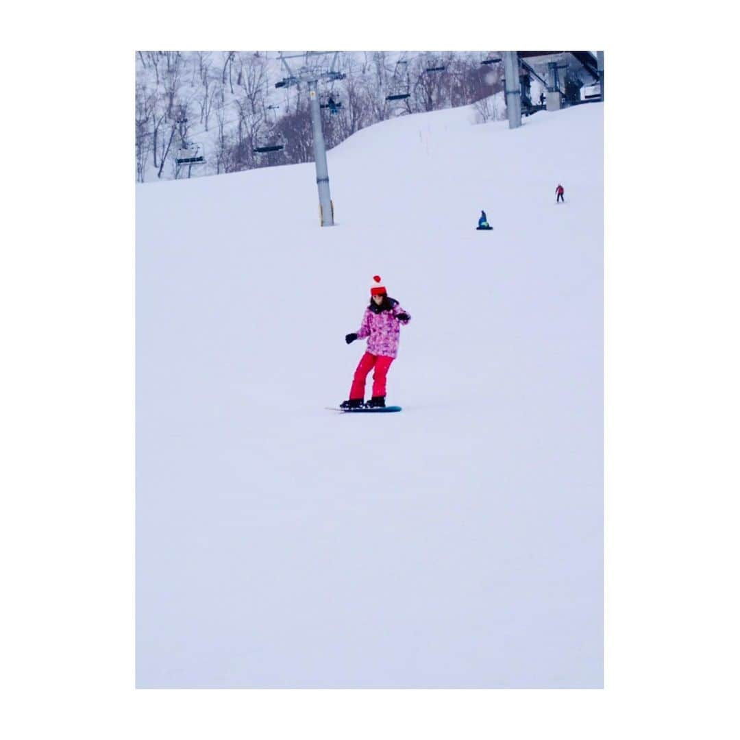 花清まゆこさんのインスタグラム写真 - (花清まゆこInstagram)「15年ぶりくらいのスノボー🏂  ママ大丈夫ー？ ゆっくりでいいよー！  と、今日スノボーを初めてやる息子たちに心配されながら、なんとか滑り切りました😂　　  母さんすでに全身痛くて動けません、、、。  #スノボー　#スノーボード　#🏂　#snowboarding  #snow #雪　#春スキー　#北海道旅行  #niseko #スノボー初心者 #15年ぶり　#チャレンジ #子連れ旅行」4月1日 18時00分 - mayuusa610