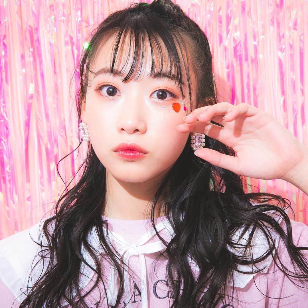 PINK-latte TV (ピンクラテTV) 公式のインスタグラム：「【ピンクラテTV #新体制 🦄📺💓】 ㅤㅤㅤㅤㅤㅤㅤㅤㅤㅤ 新メンバーが加入💗  🐰山田茉莉愛（やまだ　まりあ）《 @maariiaaa_0924 》ちゃん  新メンバーが加入したよ🙊🌈💫 中学2年生で好きなお菓子は うまい棒明太子味のまりあちゃん🤣💕 もうすでに何本かYouTube撮影したんだけど 意外な一面がどんどん出てきて 本当に面白かった😂😂😂  今日のYouTubeで自己紹介してるから チェックしてね🙈💖 ㅤㅤㅤㅤㅤㅤㅤㅤㅤㅤㅤㅤ　　 ー #新メンバー #発表 #はじめまして ー　 #PLTV #PINKlatteTV #ピンクラテTV #ピンクラテ  #JCモデル #YouTuber」