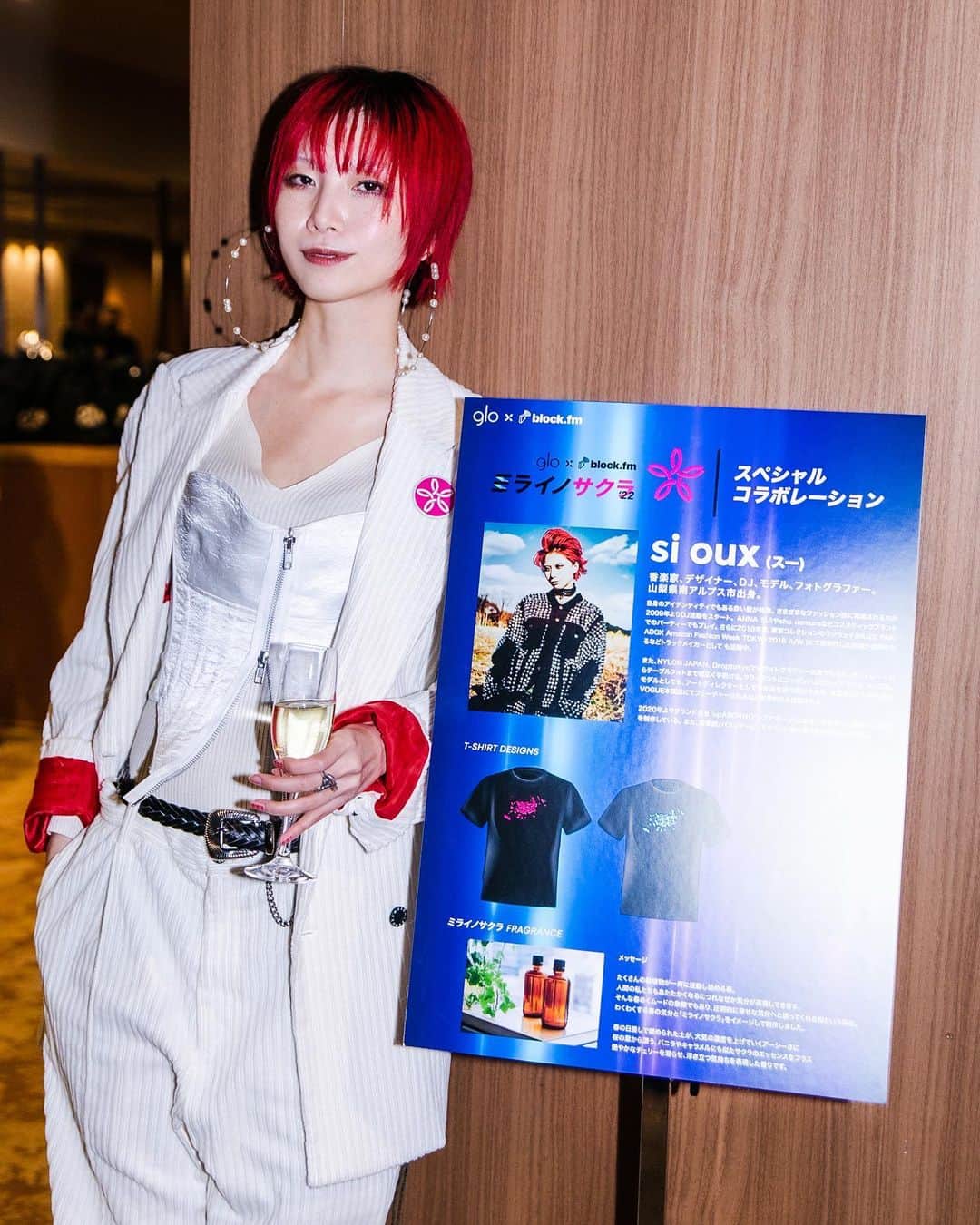 si ouxのインスタグラム：「glo™ × block.fm  NEX STAGE presents「ミライノサクラ2022〜未来への扉〜 」 香りの演出とノベルティグッズの企画デザインを担当させていただきました！ ⁡ わくわくする春の気分と「ミライノサクラ」の世界観を香りで表現しました！ 春の日差しで暖められた土が大気の濃度を上げていく高揚感に、桜の葉から漂うバニラやキャラメルにも似たサクラのエッセンスを贅沢にプラス。艶やかなチェリーを潜らせ、浮き立つ気持ちを表現した香りです。 ⁡ ⁡ これほんと自信作で、 みんないい香りって評判良くてうれしかった。。。 桜餅ってみんな言ってたな。当たりよ。 ⁡ ⁡ クローズドの催しだったし、配信してたけど配信じゃにおい伝わらないし インスタでこうして投稿しても香りまでは届けられないのがもどかしい。 なにかいい方法があればいいのだけど・・・ ⁡ それにしても。。。 身体があることをもっと味わいたいと思い香りの勉強をはじめてはや数年、 こうしてお仕事させていただける今の状況が本当にありがたくて幸せ！ ⁡ ⁡ デザインのお仕事もなにげに一番続いている可能性。 本当に感謝の毎日です。 もっとがんばって自慢の人になる。 ⁡ ⁡ ありがとうございました！ ⁡ ⁡ #gloNEXstage  #ミライノサクラ  @glo.japan  @happoen #happoen」