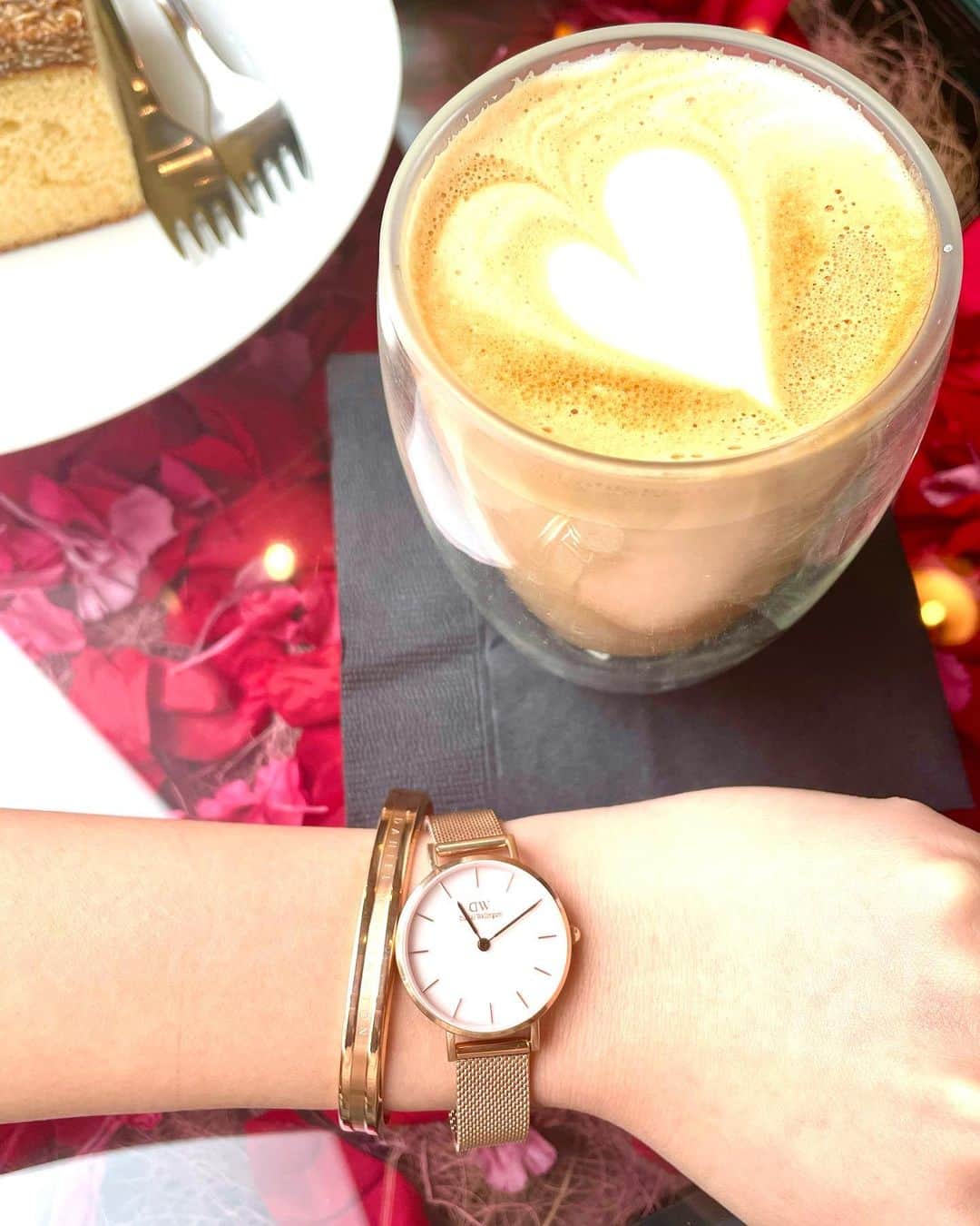 のインスタグラム：「. @danielwellington で 3/16から、ほんのり桜色で春らしいカラーのMOTHER-OF-PEARL(マザーオプパール)が限定コレクションとして出たよ🌸  角度や光の当たり具合によって色合いが変わってとっても可愛いの😌✨  ブレスレットと重ね付けしてもおしゃれだよ☺️☺️  ストーリーに併用可能の15%offクーポンも配布中なので気になる人はみてみてね😉！  #ダニエルウェリントン#DWマザーオプパール#春コーデ」
