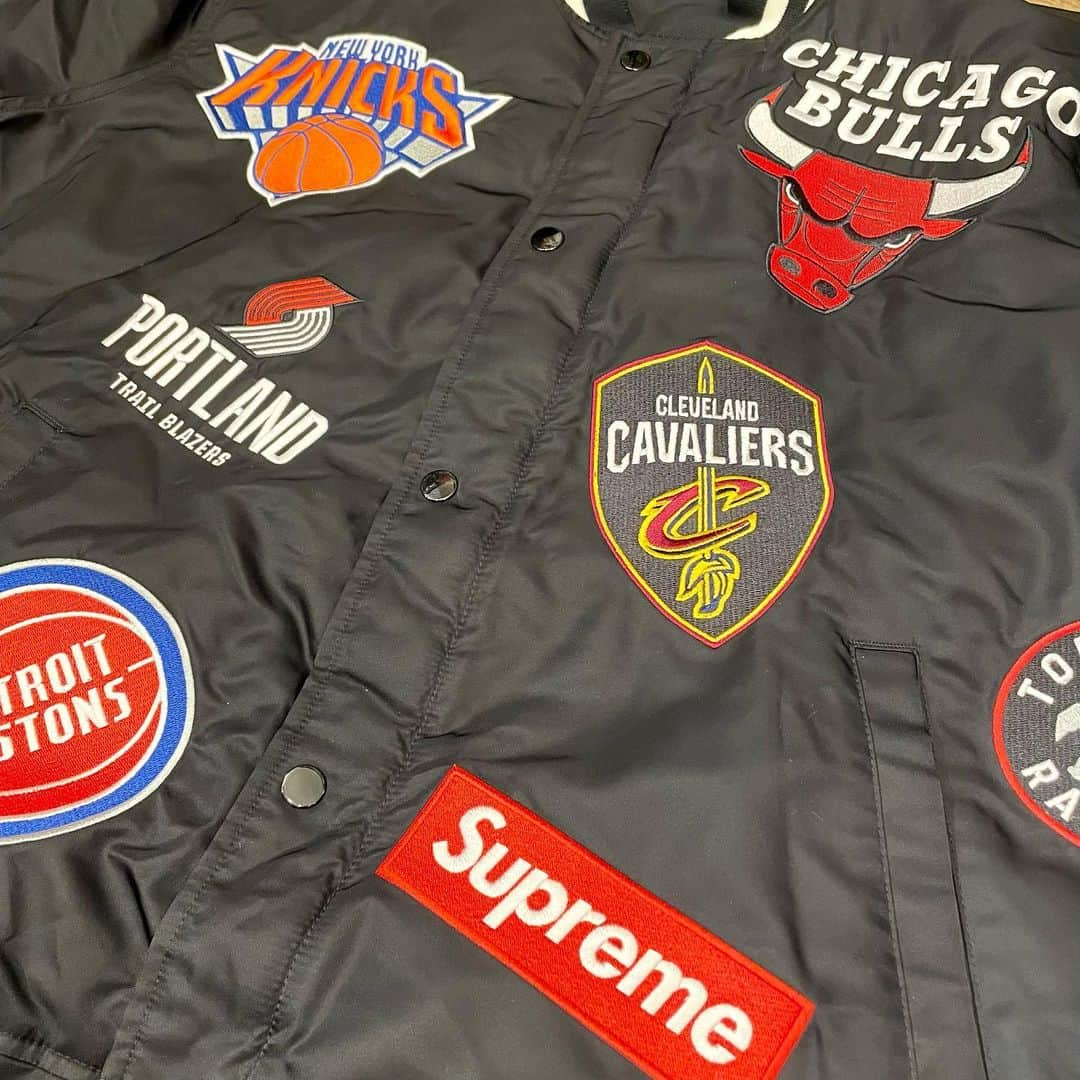 fools_judge_streetのインスタグラム：「SUPREME  ×NIKE 18SS NBA Teams Warm-Up Jacket   プロフィール欄より、 オンラインストア商品ページにアクセスできます。 ※その他ご不明点は店頭または、 DMまでお問い合わせください。  如有任何疑问，请在instagram上留言。 欢迎浏览我们的网上商店以及光临我们在原宿的实体店。  For inquiries, please message us on instagram. Please confirm our online store. Thank you.  #supreme #nike #nba」