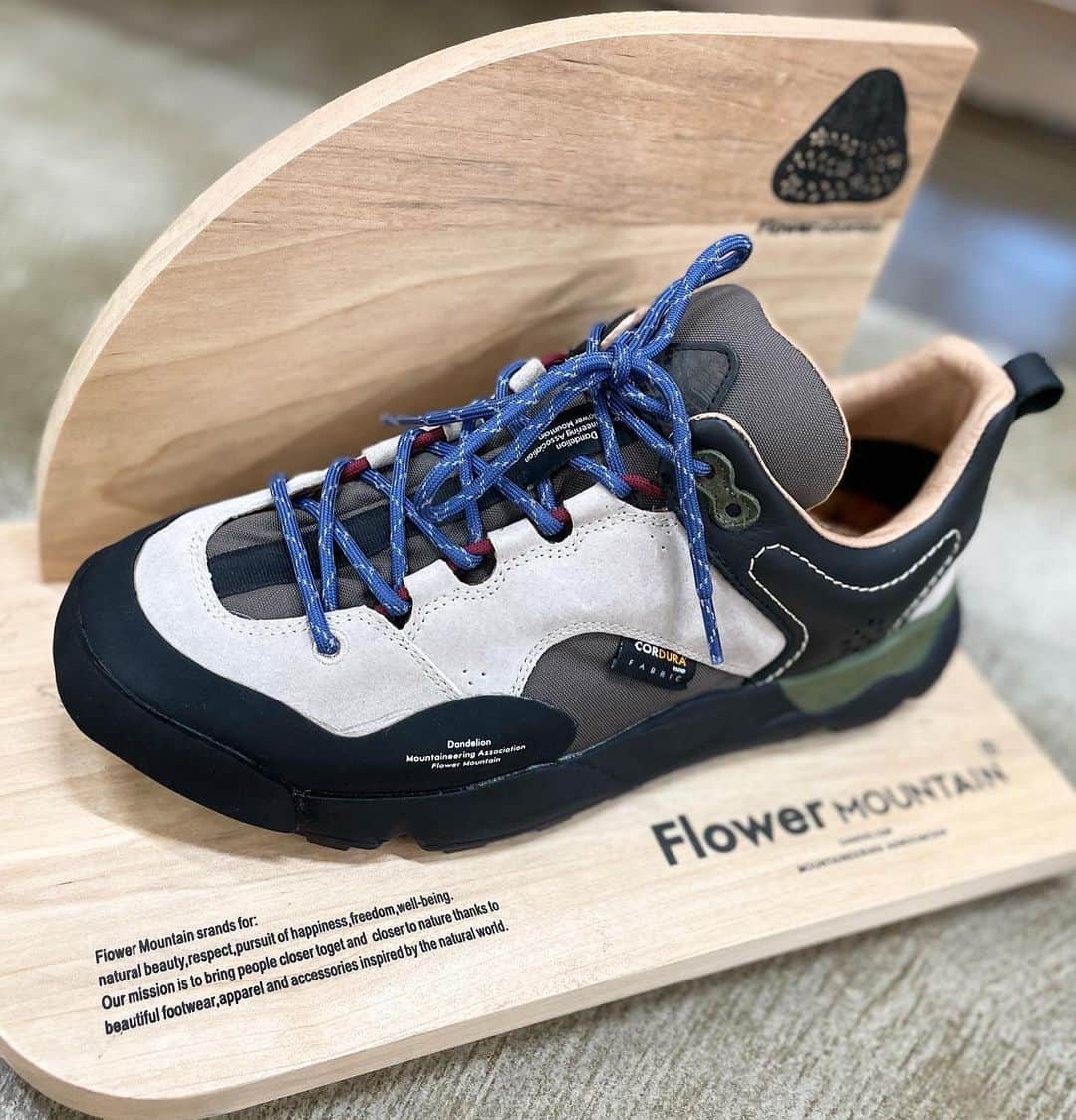 のインスタグラム：「【FlowerMOUNTAIN/フラワーマウンテン入荷してます🙌】  お洋服のアクセントにもなる お洒落で機能性ありの フラワーマウンテン　バックカントリーお取り扱い始めましたよー！  2021年SSコレクションから登場するFlowerMOUNTAIN High Spec seriesの第1弾モデル。 アウトドアシーンに対応する本格機能を備えたシリーズ。 完全防水・マッドガード仕様・ラバートゥー・パラコードシューレース ・コーデュラナイロンなど フラワーマウンテンの通常ラインを全面的に見直しブラッシュアップされたモデル。 過酷な環境条件に耐える性能と信頼性を備えたアドベンチャーシューズ。  キャンプシーン、タウンではお洋服のコーデを楽しめるシューズ！  自然が織りなす神秘的な原風景。そしてそれらが与えてくれる開放感と安らぎ。  自然を感じ、触れ合い、楽しむこと。  Flower MOUNTAINは自然の循環の中にモチーフを見出し、自然の中から切り出したモチーフとライフスタイルをコンセプトとするブランドです。  ■ FlowerMOUNTAIN ■ BACK COUNTRY ■素材 素材：牛革×コーデュラナイロン 底材：EVA×ラバー」