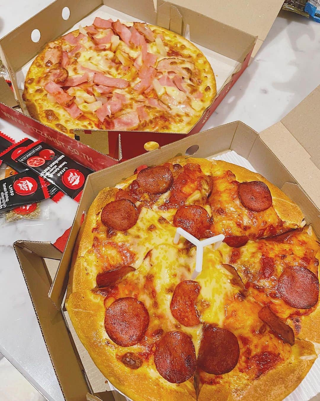 みまるのインスタグラム：「📍Pizza Hut  私の大好物🍕🍕🍕 パイナップルピザがなんだかんだ1番好き🍍💓 タイはケチャップが大量についてくる🍅  #みまる #mimaru #干物女 #タイ #🇹🇭 #海外移住 #バンコク #バンコク生活 #bangkok #bkk #thailand #thai #海外 #海外生活  #海外旅行  #ナチュラルライフ #自由人 #酒好き #tiktoker #youtuber #干物妹みまる#バンコク情報 #すっぴん #みまるチャンネル #在タイ日本人 #在タイ #在タイ生活 #pizzahut #ピザハット #ピザ好き」