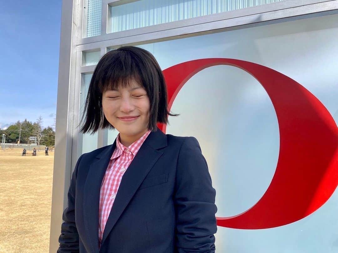 悪女（わる）〜働くのがカッコ悪いなんて誰が言った？〜のインスタグラム：「. #新社会人 の皆さん🌟 新生活がスタートする全ての方々 おめでとうございます❣️  我らがヒロインも🌸 #入社式 の日を迎えました👏🏢  世知辛い世の中ですが💦 毎週水曜の夜は🌙 底抜けに明るい ポンコツ新入社員・麻理鈴に ぜひ会いに来て下さい📺❣️  #今田美桜  #悪女わる #4月13日夜9時54分スタート」