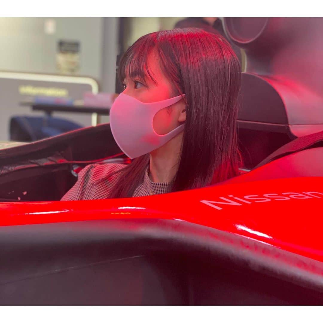 大島璃音のインスタグラム：「銀座にあるNISSAN CROSSINGにてFormula E🏎のタイムアタックに挑戦してきました！  眼差しだけは一丁前で速そうですが、全然出来ませんでした😂  実際にステアリングの重さやどれだけハンドルを切ればいいのか、など走行してみて難しさを痛感。 これからレースを見る目が確実に変わりました🤩  凄く良い体験でした〜✨  #f1 #fomula1 #fomulae #nissan  #NISSAN #nissancrossing  #f1好きな人と繋がりたい」