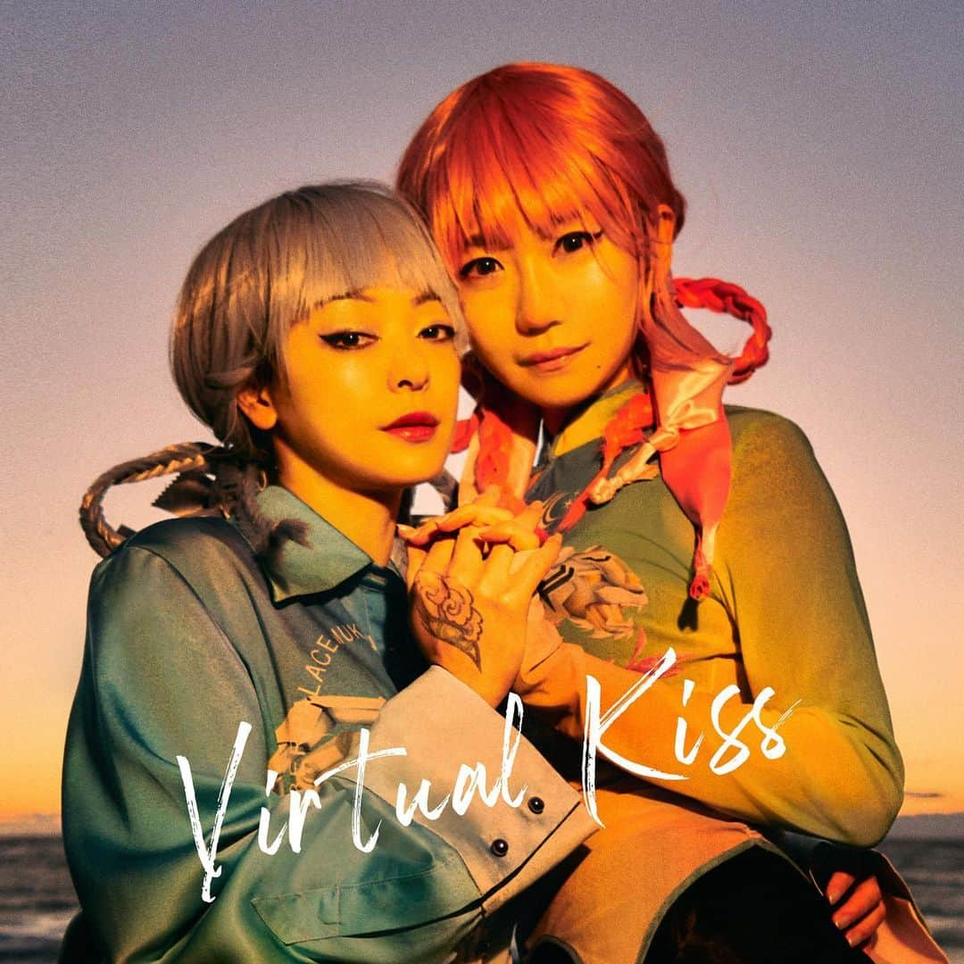 マコ・プリンシパルさんのインスタグラム写真 - (マコ・プリンシパルInstagram)「「まこみなみん」の新曲「Virtual Kiss」 4/1エイプリルフールに配信Release!!!  Lyrics＆Produce：カワムラユキ Music：ichi takiguchi Shooting：moeko sawada Hair ＆ make-up：JJ Lyric video：Yumma (totonnoy)  摩訶不思議系ドリームポップデュオ「まこみなみん」（マコ・プリンシパル+minami taga） 最新作は、NFTやヴァーチャル、コミュニケーションをテーマにしたドリームポップトラック「Virtual Kiss」💄  令和元年結成の私達も気づけば4年目👭  最新作が常に最高！ 息するように、魂を込めて、これからも作品を紡いでいきたい  最高だからぜひ聴いてください❤️💙  ❤️💙❤️💙❤️💙❤️💙❤️💙❤️  令和元年結成、アートと音楽を遊び感覚で行き来する摩訶不思議系ドリームポップ デュオ「まこみなみん」(マコ・プリンシパル a.k.a 渡辺真子 + 多賀みなみ minami taga)が、4月1日 (金曜)に新曲「Virtual Kiss」（ヴァーチャル・キッス）を、Spotifyや Apple Musicなど各サブスクリプションサービスより配信リリース。   今作も作詞とプロデュースをOIRAN MUSICのカワムラユキ、トラックはichi takiguchiが担当。  NFTやヴァーチャル、そしてコミュニケーションをテーマに綴られた摩訶不思議な詩世界と、ドリーミーでチルなトラックの中にアーバンなソウルフィーリングを絶妙にミックスアップしたトラックは、フワフワとした感触の中に凛としたジャパニーズビューティを加味し続けてきた、まこみなみん音楽作品の中でも最新アップデートと言える。  3月30日に渋谷花魁のYouTubeアカウントから公開されたリリックビデオは、触れるものを”ととのえる”をコンセプトに活動中のセルフプロデュースアーティストユニット、totonnoy（トトノイ）yummaが制作を担当。まこみなみんの世界観に呼応した新進気鋭のアーティストの化学反応は、2022年の新しい芽吹きを感じさせる快作となっている。  リリックビデオ https://youtu.be/EdgWKa60O3E  配信URL https://ultravybe.lnk.to/VirtualKiss  >  まこみなみん 令和元年結成、アートと音楽を行き来するドリームポップデュオ。 メンバーは美術家としても活動している多賀みなみ、渡辺真子(マコ・プリンシパ ル)を中心に、音楽制作に限らずアートワークの制作までをマイペースにDIYで行う。今夏には浅草で初の展覧会を開催予定。 twitter&instargam: @macominaming   >  カワムラユキ 渋谷拠点の選曲家/作家/作詞家/プロデューサー。 バレアリックやチルアウトを軸に渋谷区役所の館内BGM選曲や、第25回文化庁メディア芸術祭エンターティメント優秀賞を受賞したオープンワールドRPG「CYBERPUNK 2077」の楽曲プロデュースなどを担当。 作家としては幻冬舎Plusにて音楽エッセイ「渋谷で君を待つ間に」を隔週連載中。 音楽家としての最新リリースはIbiza島のレジェンドで師でもある、故Jose Padillaに捧ぐ 「R.I.P. Sunset」を自身が運営するミュージック・ブランド&レーベル 「OIRAN MUSIC」よりリリース。 DJとしての感覚を活かした空間演出やアートディレクター、イベントのプロデューサーとしての一面も。時代と自身の成熟に寄り添った融通無碍な活動を心がけている。 Twitter&Instagram：@yukikawamura821  Official site：https://fkg.amebaownd.com   > OIRAN MUSIC  今年でオープンから12年を迎えた渋谷道玄坂のウォームアップ・バー「渋谷花魁」 が発信するミュージック・ブランド&レーベル。2014年の発足より楽曲制作のみならず、イベントの制作やコーディネートなども行う。  Twitter：@OIRAN_MUSIC Official site：http://oiranmusic.com   > Yumma (totonnoy) [Twitter] https://twitter.com/yumma_totonnoy?s=21 [Instagram]  @_icice_」4月1日 19時12分 - makopuri