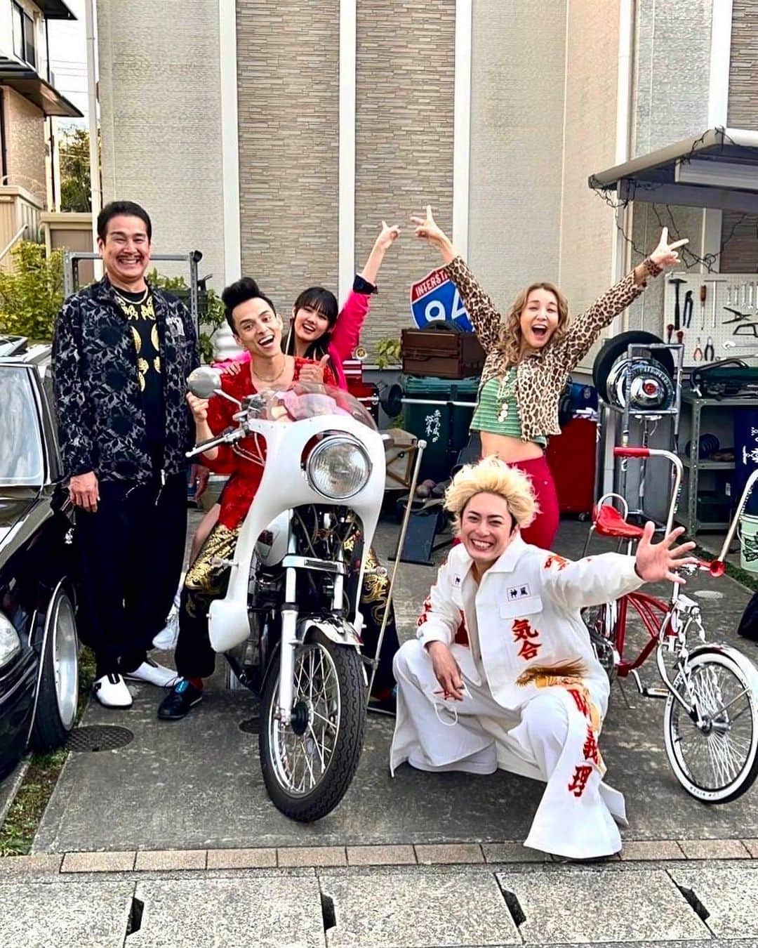 間宮祥太朗のインスタグラム：「撮影序盤と思えないほどに家族愛が溢れて仕上がりまくってる難破一家じゃい！お楽しみに！」
