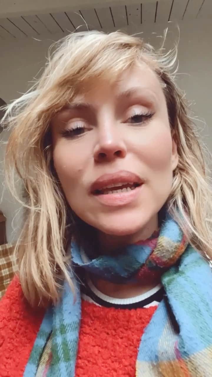 ヤナ・スクラのインスタグラム：「Als je je verveelt. Koop dan kaartjes voor een van onze shows via mijn website.  Dank @vintagessa voor zie amazing oppashuis」