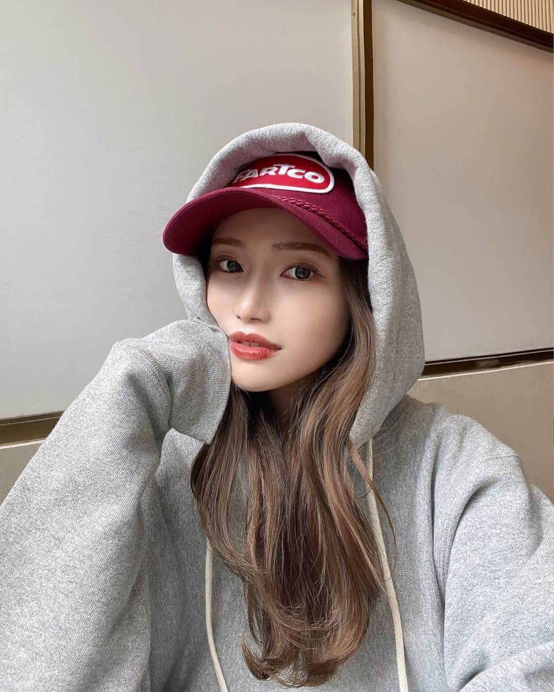 のインスタグラム：「4月START →→ ⁡今日から新しい生活、環境を迎えられた皆様 おめでとうございます🎈 ⁡ そうでない人たちも 新年度おめでとうございます🌸 ⁡ 元旦の次に"区切り"となる日ですね ♡ ⁡ 気持ちを新たにリフレッシュして 仕事もプライベートも輝かせられるように わたしも頑張りたいと思いますっ！！ ⁡ 📸photo&styling @afloat_go  _____ #パーカーコーデ #パーカー女子 #ストリート女子 #ストリートファッション #春ファッション #キャップコーデ #キャップ女子 #ミルクティーベージュ #透明感カラー #ベージュカラー #シースルーバング #2wayバング #2way前髪 #ワイドバング #フルバング #セミロング #セミロングヘア #かきあげ前髪 #華金」