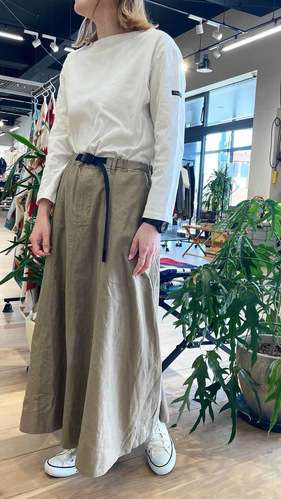 のインスタグラム：「【グラミチより女性には嬉しい！ 楽ちんすぎるリネンスカート入荷！】  コットンリネンの軽やかな履き心地 ロング丈×柔らかなシルエットのスカート がグラミチより入荷！  キャンプでも タウンでも リラックスお家時間にも◎  程よいロング丈に、裾にかけて柔らかなフレアの出るデザインが可愛いスカート。  腰回りにフィット感のあるマーメイドシルエットは 全身のバランスが取りやすく 、Ｔシャツをタックインしたスタイルや、ゆったりめのトップスを合わせたカジュアルコーデ、ショート丈のカーディガンを羽織って大人っぽい印象をプラスするなど、着回ししやすい１枚です。 ウエスト部分のウェビングベルトや伸縮のあるイージーウエストなど、機能的にも着心地にも優れたデザインはグラミチならでは。  ■GRAMICCI  ■リネンフォルサムスカート  ■2カラー」