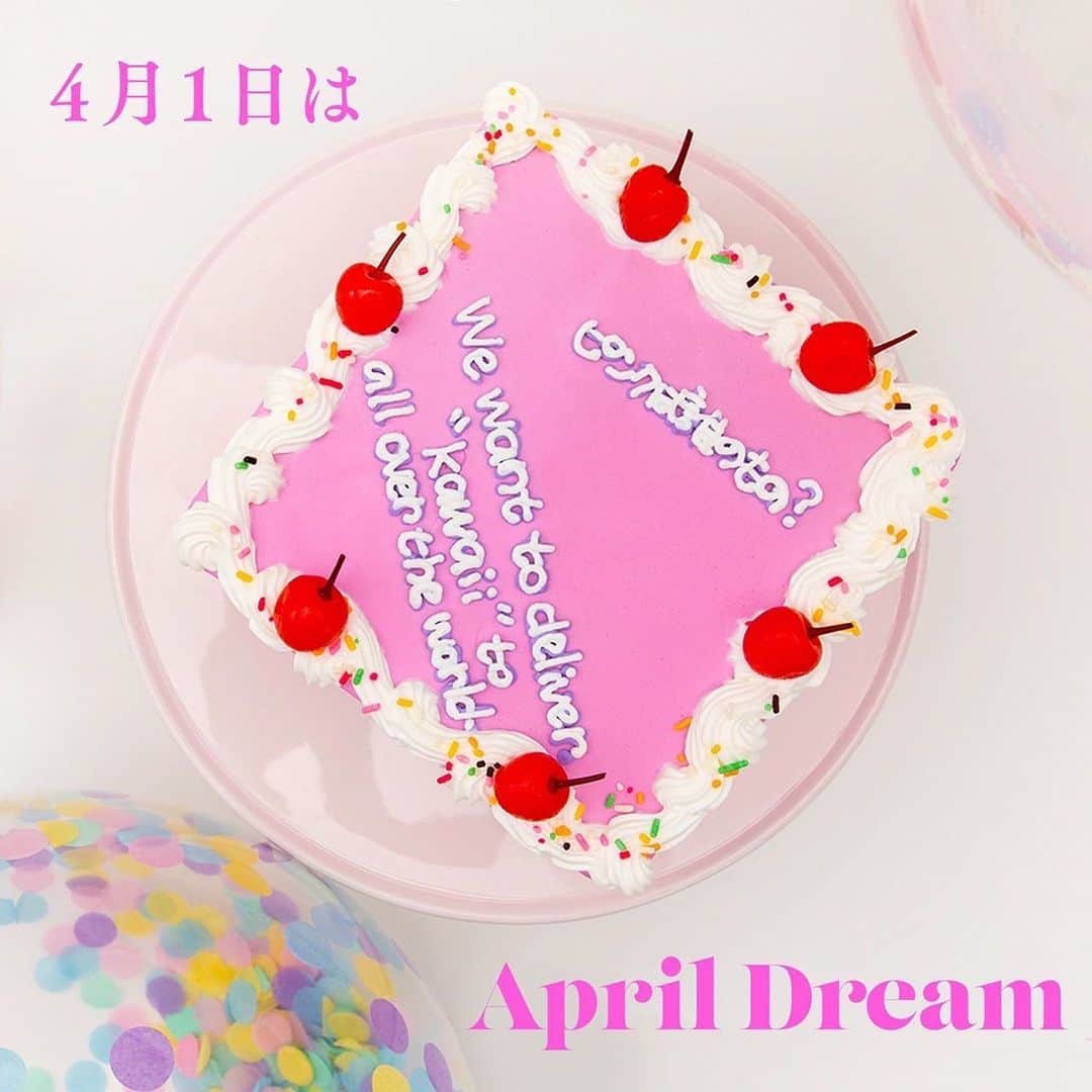 マコ・プリンシパルさんのインスタグラム写真 - (マコ・プリンシパルInstagram)「4月1日を夢を発信する日にしようとするプロジェクト“April Dream”  WEBオーダーメイドケーキ屋さん“Cake with”で私達が叶えたい夢について、記事をリリースしました🌸  Cake withが叶えたい夢は...💭❤️ 『ケーキ屋さんに憧れるすべての人が、夢を叶え続けられる社会にする。 』  👩🏻‍🍳🎂🧑🏻‍🍳🎂👩🏻‍🍳🎂🧑🏻‍🍳🎂👩🏻‍🍳  あなたの子供の頃の夢はなんですか😌？  なんと…23年連続、小学1年生の女の子が就きたい職業1位は、「ケーキ屋さん・パン屋さん」だそうです🎂  しかし今、メディアに登場する有名パティシエも、街のケーキ店で看板となるシェフは男性ばかり👨🏻‍🍳  パティシエを希望し、専門学校に通うのも圧倒的に女子が多い中、それでも有名パティシエが男性ばかりというのは、女性の社会進出が進んだ現在、とても不思議なことです。  　生ケーキは賞味期限が1日なので、作り置きができません。ケーキが売れ残れば当日中にすべて廃棄され、次の日の開店前までに新たなケーキを準備します。早朝から長時間の立ち仕事が続くことや、下ごしらえ、新商品の試作などで休日も出勤が必要とされます。このような事情で体調を崩してしまったり、結婚や出産・育児といった生活の変化をきっかけに女性がパティシエの道を離れるケースが非常に多く見受けられます。   　憧れてもらえる職業の一員として、まずは自分たちの仕事が「人間としての尊厳と健康を損なうものであってはいけない」とわたしたちは考えます。さらに育児や介護による時間的な制約や、結婚やダブルワークなどによる生活の変化があっても「ケーキ屋さん」「パティシエ」として活躍できるように、硬直的な労働環境や組織のあり方を改善します。  👩🏻‍🍳🎂🧑🏻‍🍳🎂👩🏻‍🍳🎂🧑🏻‍🍳🎂  Cake withのミッションは、『お客様の夢を叶える　わたしたちの夢も叶え続ける』。  ライフステージの変化によらず「パティシエを働きがいのあるディーセント・ワークにする」という夢を掲げ、ケーキ屋さんに憧れるすべての人がパティシエであり続けられる世の中を目指します。  記事の全文はこちら✨ぜひご一読ください✨ https://prtimes.jp/main/html/rd/p/000000016.000081826.html  #AprilDream」4月1日 20時05分 - makopuri
