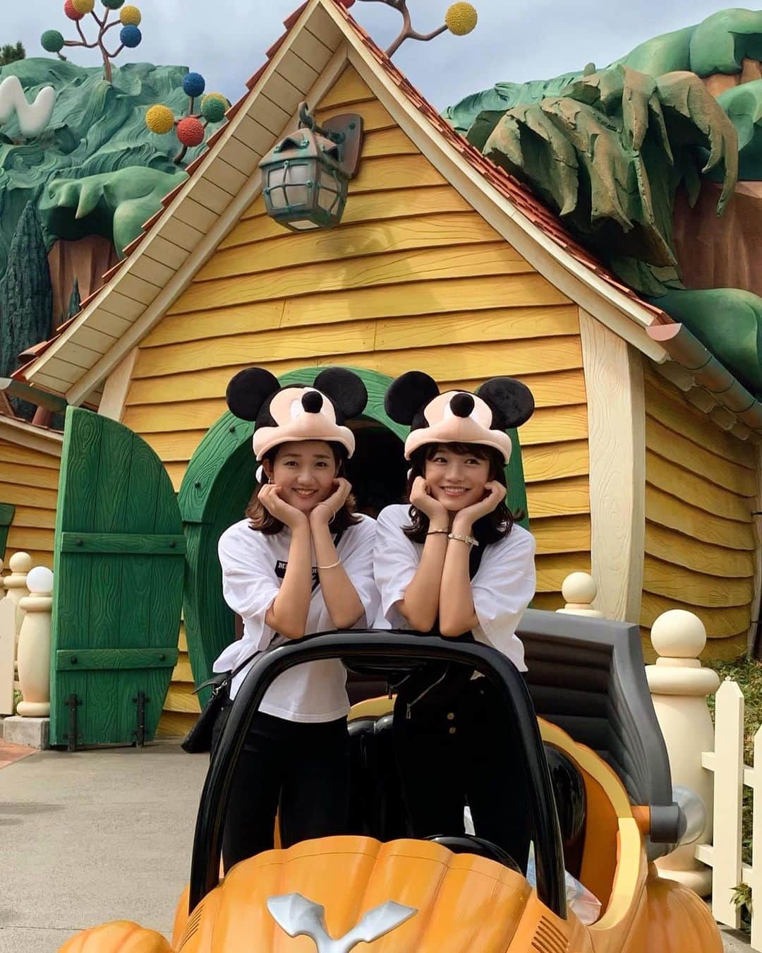 のインスタグラム：「私のリアル妹が、今日から 私と同じ事務所に 所属になりました🙄👆  そして同じような仕事を していくことになりました🤣✨ 妹はタレント、MCで所属です😌  いろいろと好きな物が一緒だけど、 まさか仕事まで一緒になるとは😂  ちなみに妹は元ケーブルテレビ職員で ケーブルガールズというのを やっておりました！！  そしてラジオ番組📻の オーディションに受かり、 来週からFM岐阜で番組が 始まるみたいです🌸  ラジオ…ってとこまで 一緒になるとは🙌笑  テレビとかもちょこちょこ 決まってるみたいなので、 どーぞ、妹の応援も よかったら…… よろしくお願いします😂🙏 @ktomomin   姉妹でお仕事も 待ってます…😂 (まだ想像がつかない笑)  妹よ、川村家のために がんばろう🥸笑  #姉妹 #sister #タレント #mc #radio #tv」