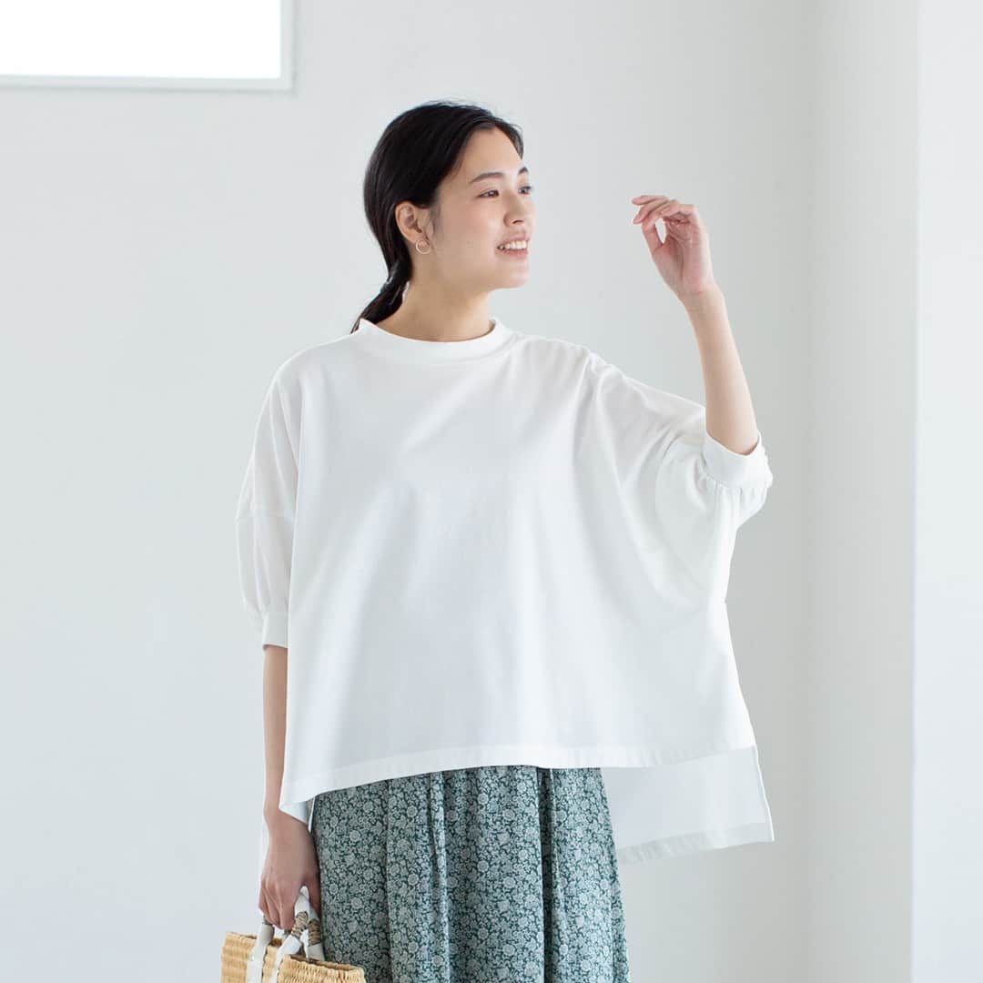 のインスタグラム：「着心地楽ちん！毎年人気の「utilite」ドルマンプルオーバーが今年も届きました  - - - - - - - - - - - - - - - - - - - リラックスしながらおしゃれを叶えてくれる、 人気のドルマンプルオーバーが入荷です！  身幅をたっぷりとっているので 締め付け感のないゆったりしたシルエット。 カットソーなのに上品で素敵に見えるのは このシルエットのおかげです。  袖はドルマンスリーブなので、 気になる二の腕もかくしてくれるのが 嬉しいポイント。  ギャザーで絞られたふんわりした袖口や、 程よいあき具合の太めの襟も 女性らしくて上品にみせてくれるんですよ。  パンツ派さんにもスカート派さんにもおすすめ、 シンプルコーデでも手抜きに見えない 頼れるトップスです！  カラーはホワイトとブラックの 2色をご用意しています。  ぜひこれからの季節、おしゃれに リラックススタイルを楽しんでみてくださいね。  ーーー 掲載のアイテムはこちら▼ ーーー . ☑︎utilite / ユティリテ / ドルマンプルオーバー . ▶︎ プロフィールのリンクから、お値段・サイズなど詳しい情報をご覧いただけますよ。→@hokuoh_kurashi . #fashion#coordinate#ファッション#コーデ#utilite#プルオーバー#Tシャツ#春コーデ#コーディネート#シンプルコーデ#今日のコーデ#お買い物#お買いもの#シンプル#シンプルライフ#シンプルデザイン#暮らしを楽しむ#日々の暮らし#北欧#暮らし#北欧暮らしの道具店」