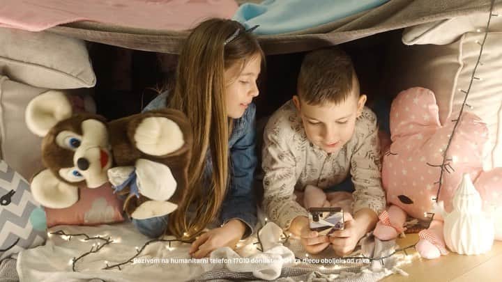 エディン・ジェコのインスタグラム：「U teškoj borbi za život djeteta prošlost postaje nevažna, a budućnost neizvjesna. Sada je jedini trenutak koji svi imamo na raspolaganju i trebamo ga iskoristiti na najbolji mogući način, u toplom zagraljaju i ljubavi sa svojom porodicom. Iskoristimo ga da razumijemo ljude u potrebi, da pomognemo nekome, da učinimo svakog dana bar jedno dobro djelo, jer tako mijenjamo svijet na bolje.  𝑫𝒋𝒆𝒄𝒂 𝒐𝒃𝒐𝒍𝒋𝒆𝒍𝒂 𝒐𝒅 𝒓𝒂𝒌𝒂 𝒊𝒎𝒂𝒋𝒖 𝒔𝒂𝒎𝒐 𝒔𝒂𝒅𝒂š𝒏𝒋𝒊 𝒕𝒓𝒆𝒏𝒖𝒕𝒂𝒌 𝒊 𝒛𝒂𝒕𝒐 𝒋𝒆 𝒔𝒂𝒅𝒂 𝒖𝒗𝒊𝒋𝒆𝒌 𝒅𝒐𝒃𝒓𝒐 𝒗𝒓𝒊𝒋𝒆𝒎𝒆 𝒅𝒂 𝒃𝒊 𝒔𝒆 č𝒊𝒏𝒊𝒍𝒐 𝒅𝒐𝒃𝒓𝒐.  Pogledajte video priču naše heroine Hane Pašanbegović i njegove porodice. Ona je sinonim za svu djecu koja vode tešku bitku za život te za sve porodice širom BiH koje se bore s dječijim rakom.  Tokom kampanje „Sada je dobro vrijeme da bi se činilo dobro“, ali i svih ostalih dana u godini, možete podržati djecu oboljelu od raka i njihove najmilije pozivom na 𝒉𝒖𝒎𝒂𝒏𝒊𝒕𝒂𝒓𝒏𝒊 𝒕𝒆𝒍𝒆𝒇𝒐𝒏 1️⃣7️⃣0️⃣1️⃣0️⃣ (𝒑𝒐𝒛𝒊𝒗𝒐𝒎 𝒅𝒐𝒏𝒊𝒓𝒂𝒕𝒆 2𝑲𝑴) i donacijom na žiro račun Udruženja „Srce za djecu“:  161 00000 388 900 27 Raiffeisen bank d.d. BiH  Za uplate iz inostranstva: BA39161 00000 388 900 27  SWIFT code RZBABA2S  Raiffeisen bank d.d. BiH, Zmaja od Bosne bb, 71000 Sarajevo Bosnia and Herzegovina  Podijelite ovaj video u znak podrške 🙏」